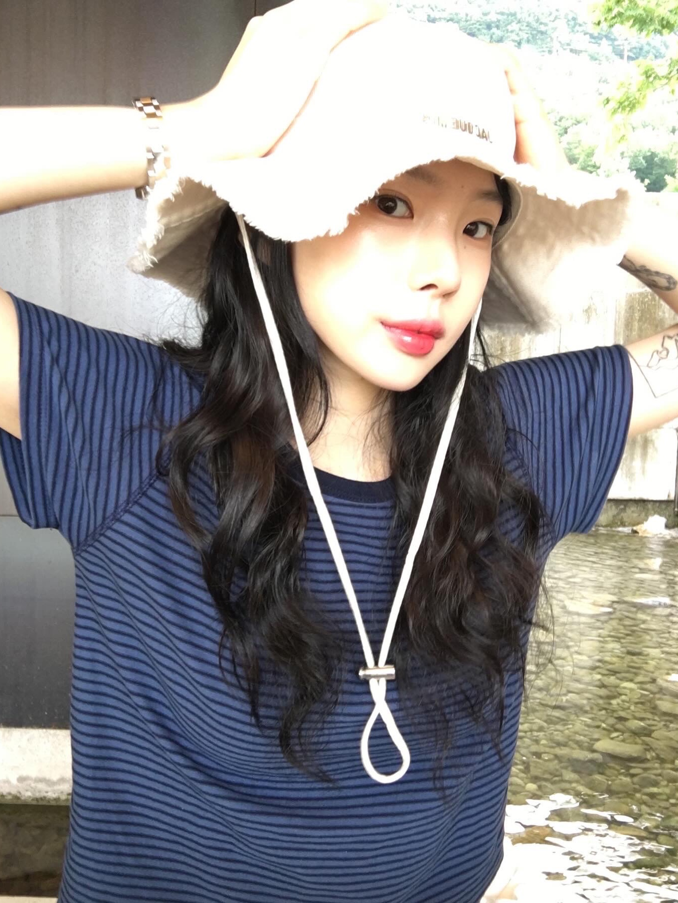 Jacquemus Le Bob Artichaut Bucket Hat Off White 착용 스타일 - 1