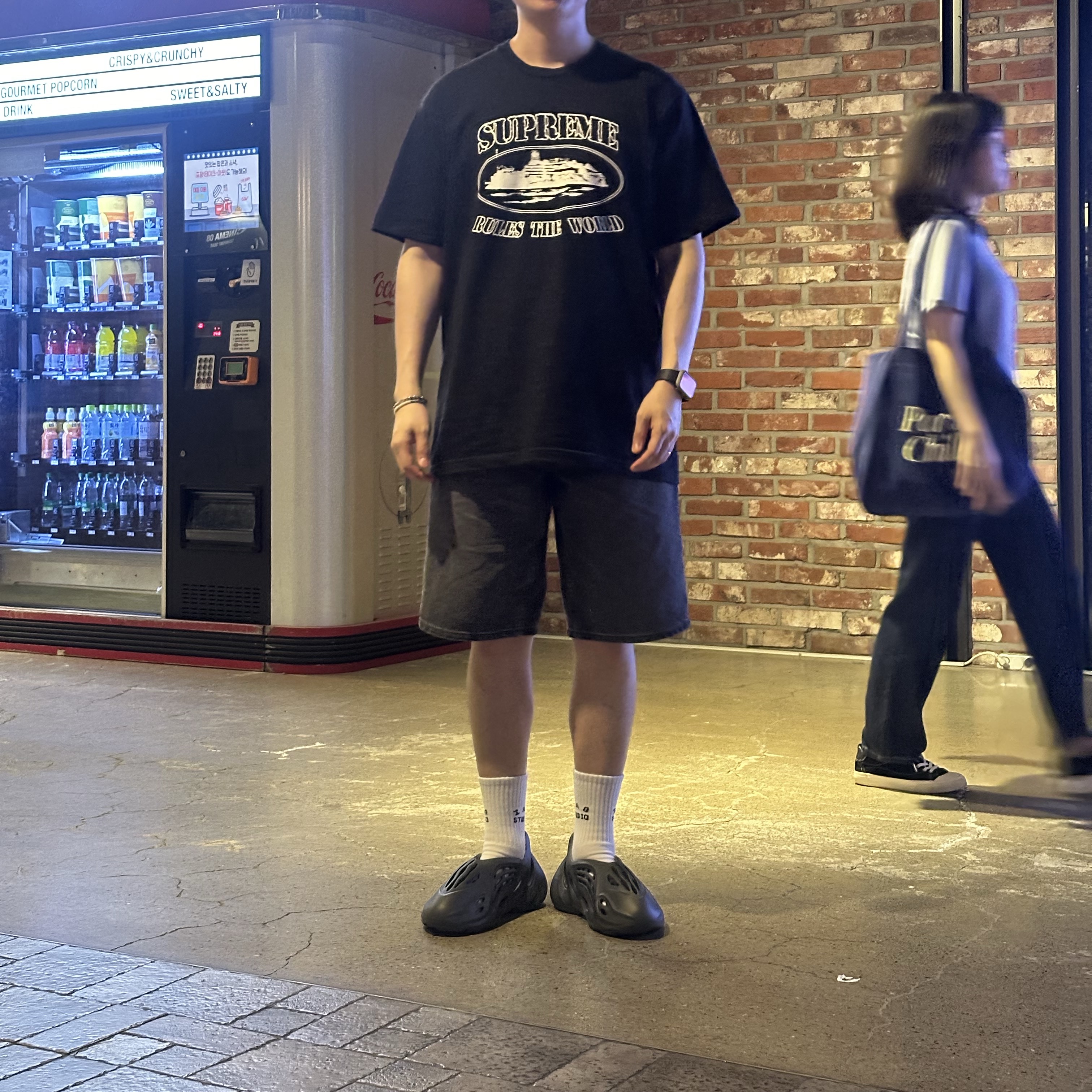 Adidas Yeezy Foam RNNR Onyx, Supreme x Corteiz Rules The World T-Shirt Black - 23FW 착용 스타일