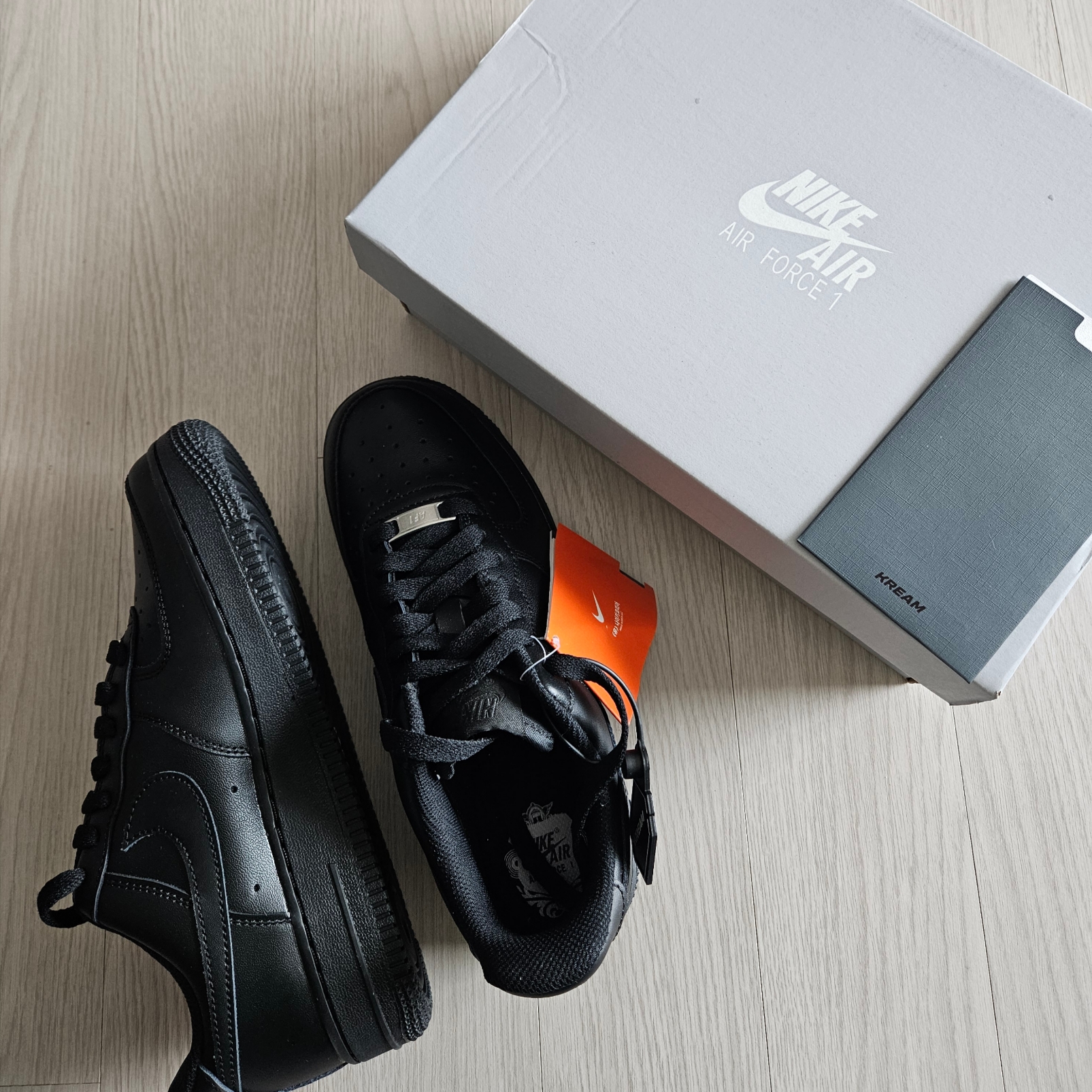 (W) Nike Air Force 1 '07 Low Triple Black 착용 스타일
