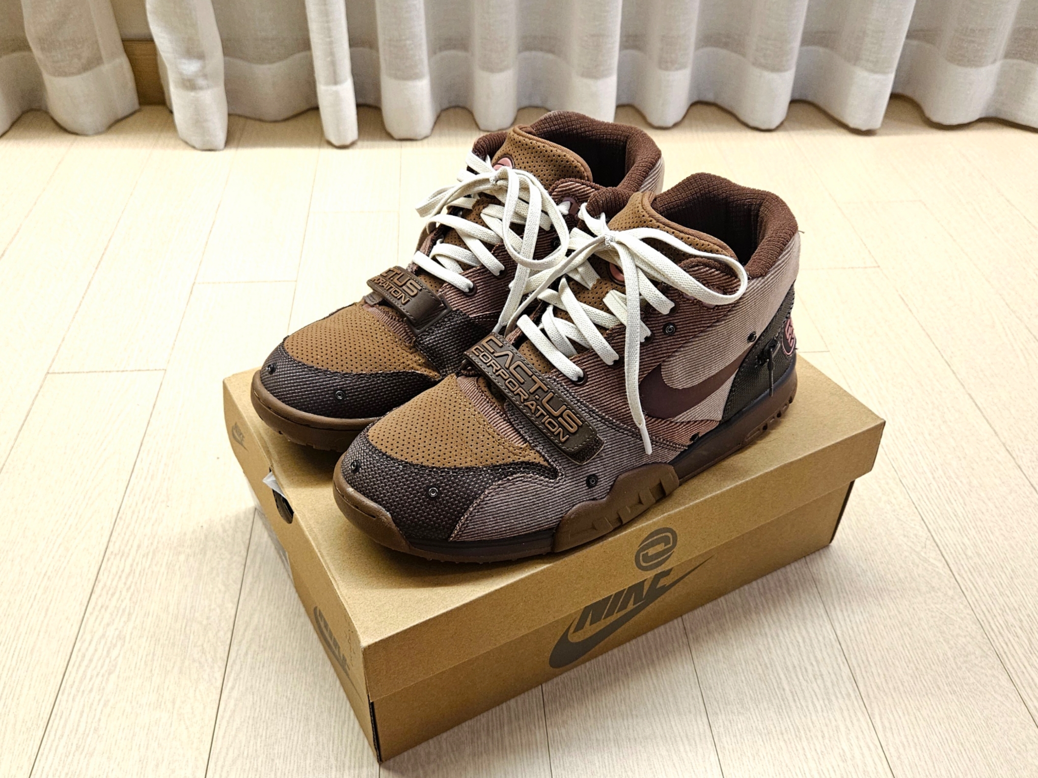 Nike x Travis Scott Air Trainer 1 Archaeo Brown and Rust Pink 착용 스타일 - 2