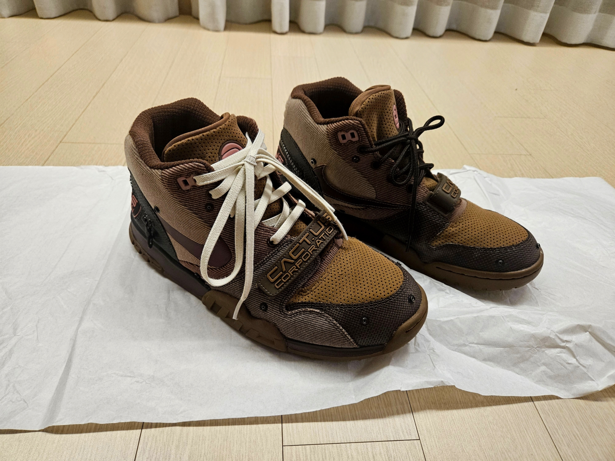 Nike x Travis Scott Air Trainer 1 Archaeo Brown and Rust Pink 착용 스타일 - 1