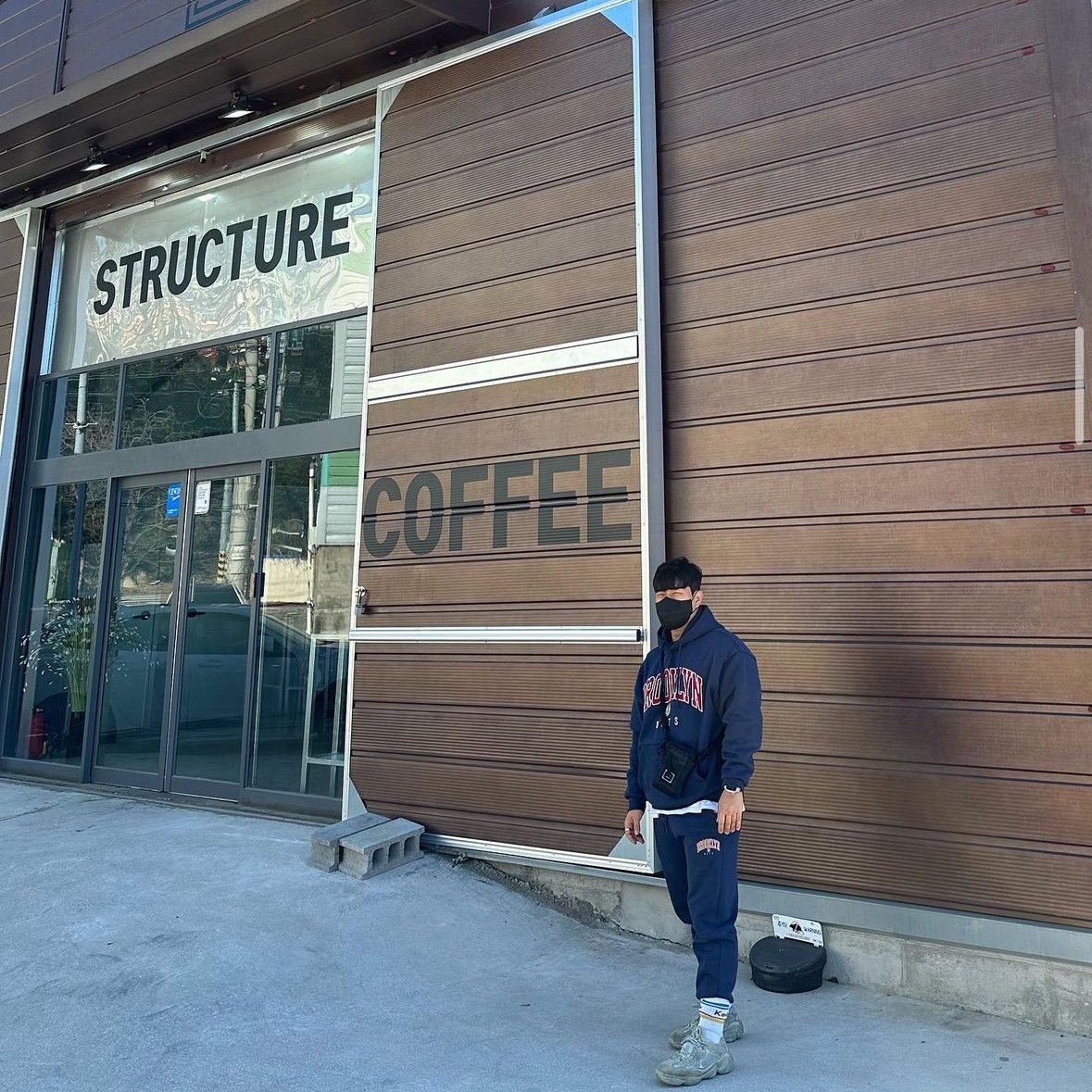 Acne Studios Arvel Plaque Face Bag Black, Adidas Yeezy 500 Salt 착용 스타일