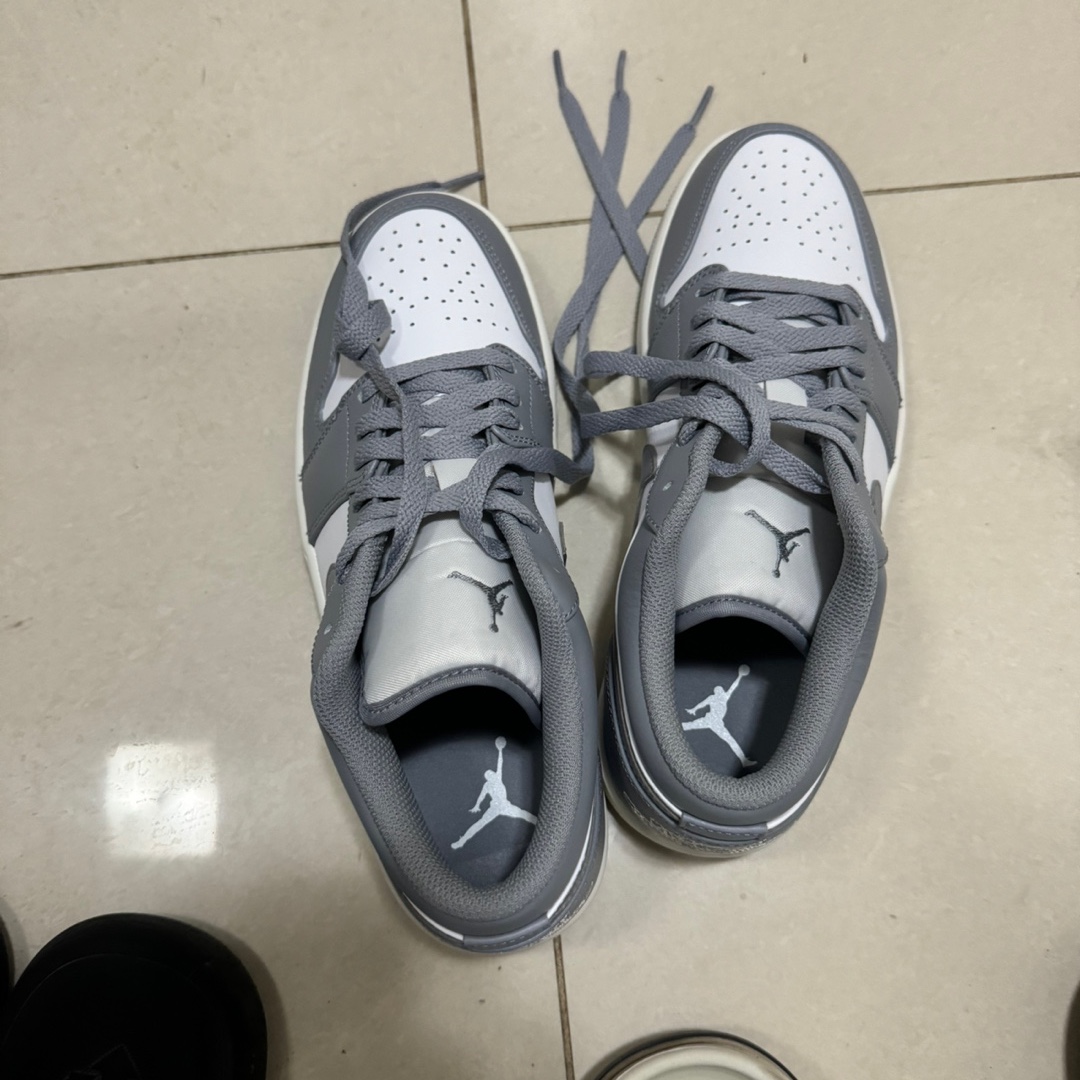 Jordan 1 Low Stealth and White 착용 스타일