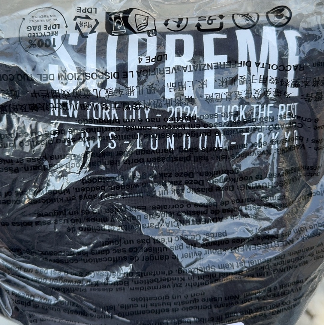 Supreme Paris T-Shirt Black - 24SS, Supreme x Burberry Box Logo T-Shirt White - 22SS 착용 스타일 - 2