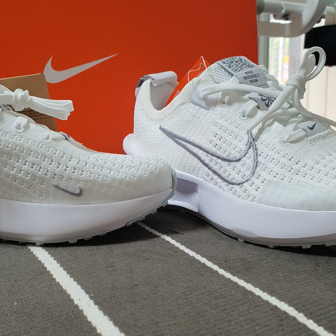 (W) Nike Interact Run White Pure Platinum 착용 스타일