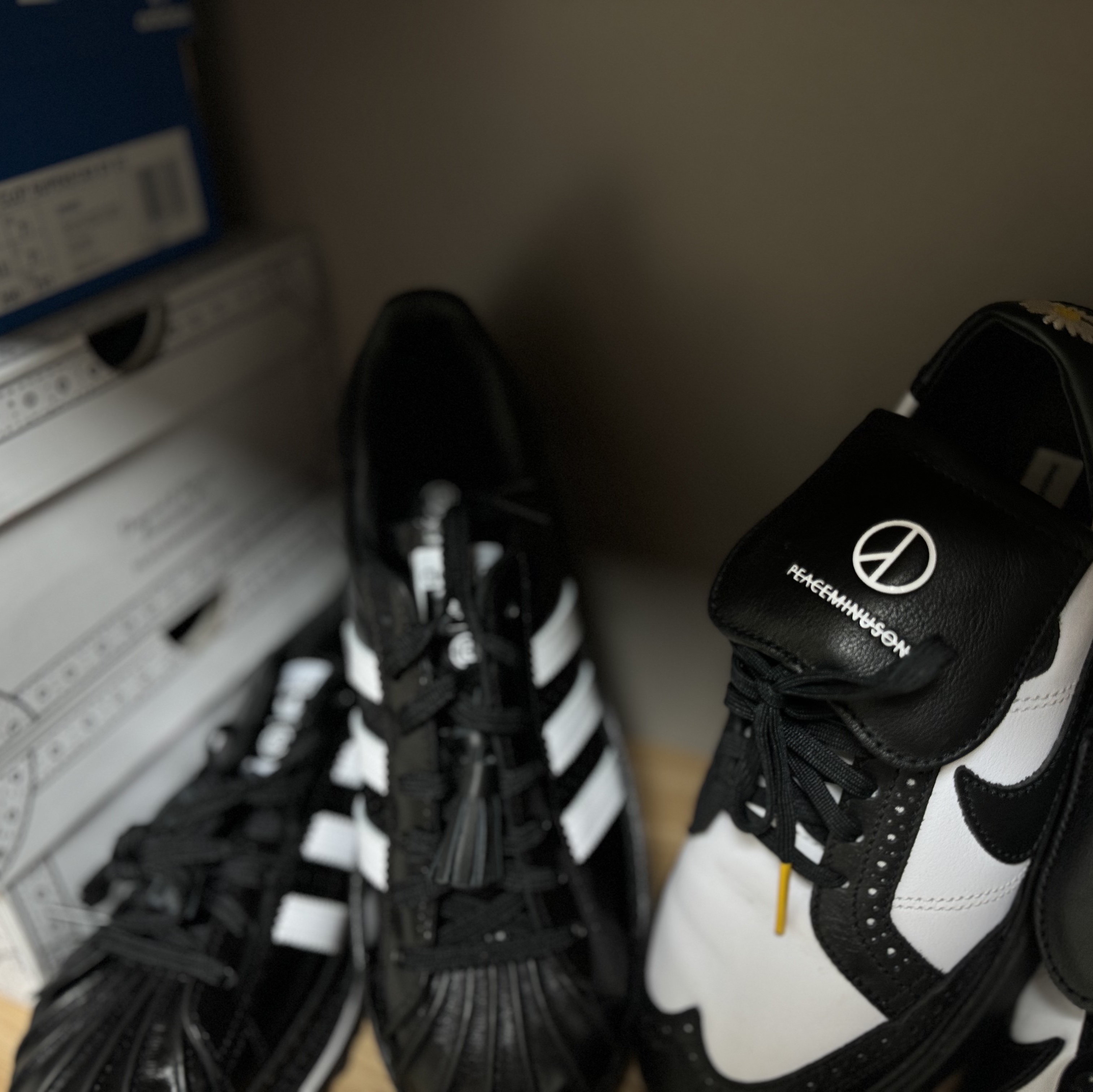 Adidas x Clot Superstar Core Black Cloud White, Nike x Peaceminusone Kwondo1 Black and White 착용 스타일