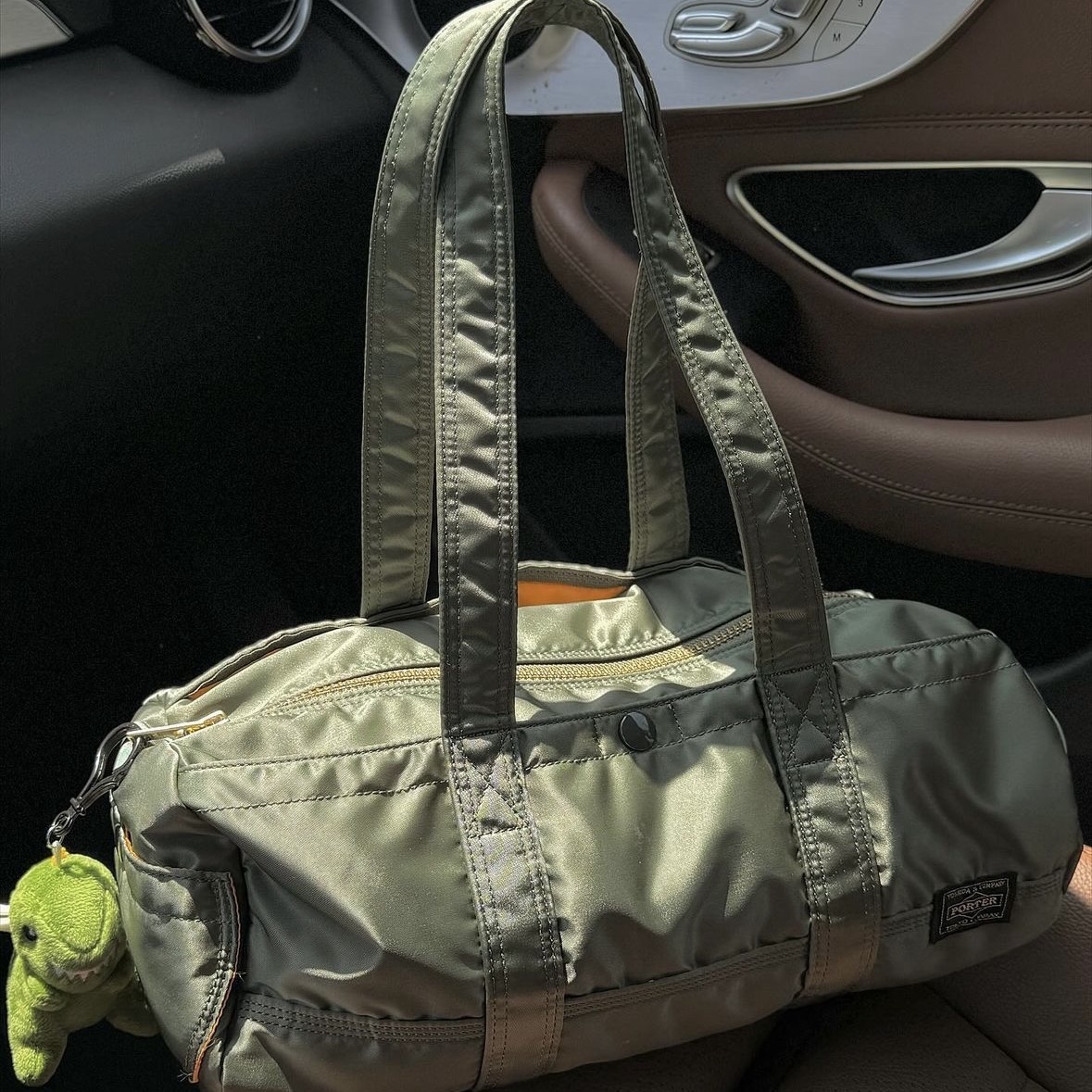 Porter Tanker Duffle Bag L Sage Green 착용 스타일 - 4
