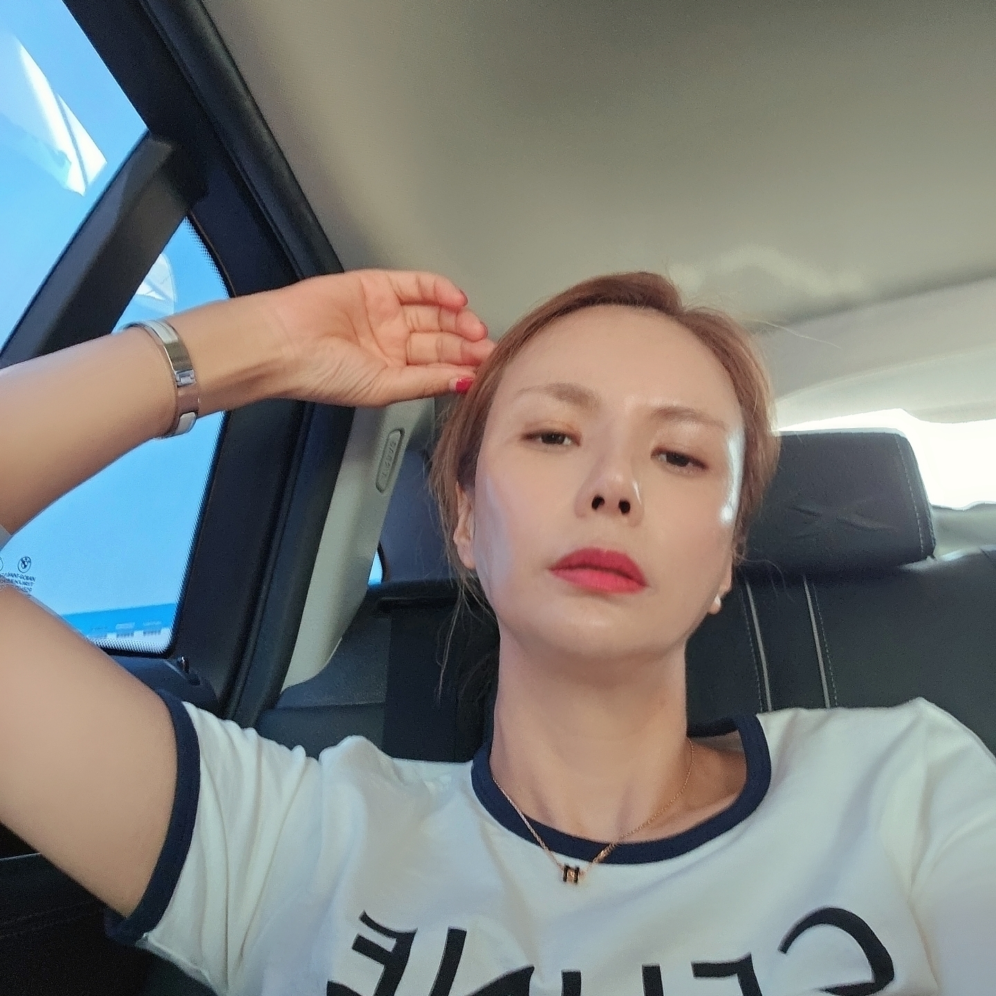 (W) Hermes Clic H Bracelet Palladium & Blanc, (W) Celine Paris T-Shirt in Cotton Jersey Off White Navy Black 착용 스타일 - 3