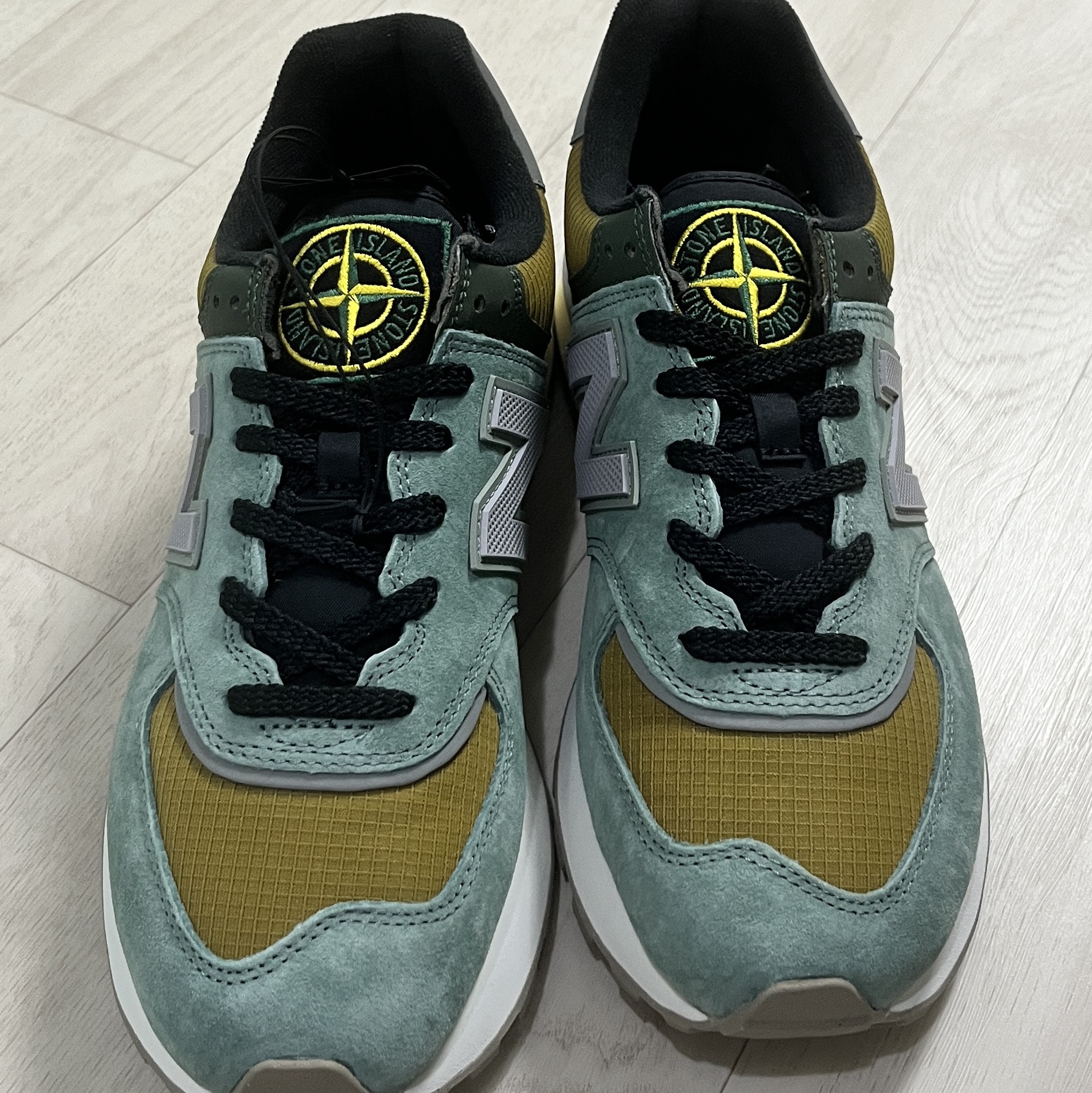 New Balance x Stone Island 574 Legacy Light Green 착용 스타일 - 1