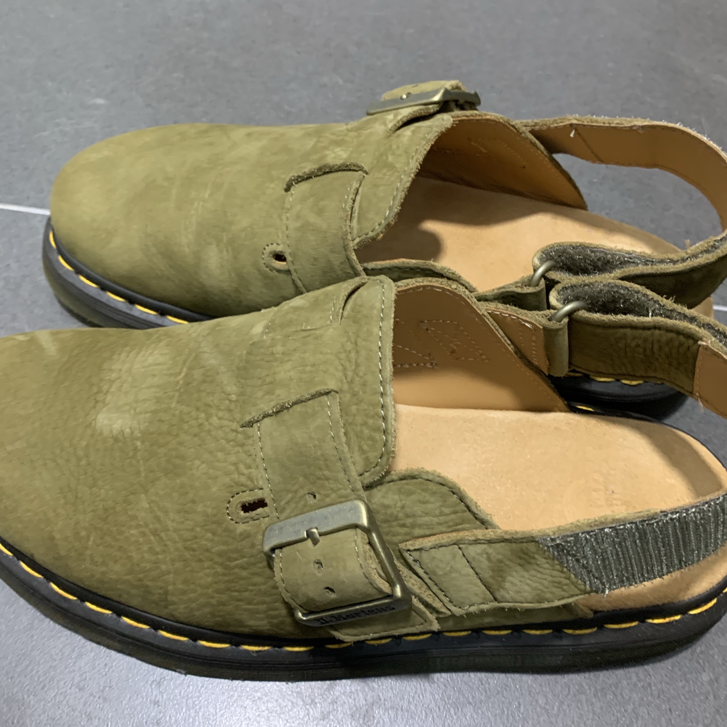 Dr. Martens Jorge II Tumbled Nubuck Leather Slingback Mules Muted Olive 착용 스타일 - 2