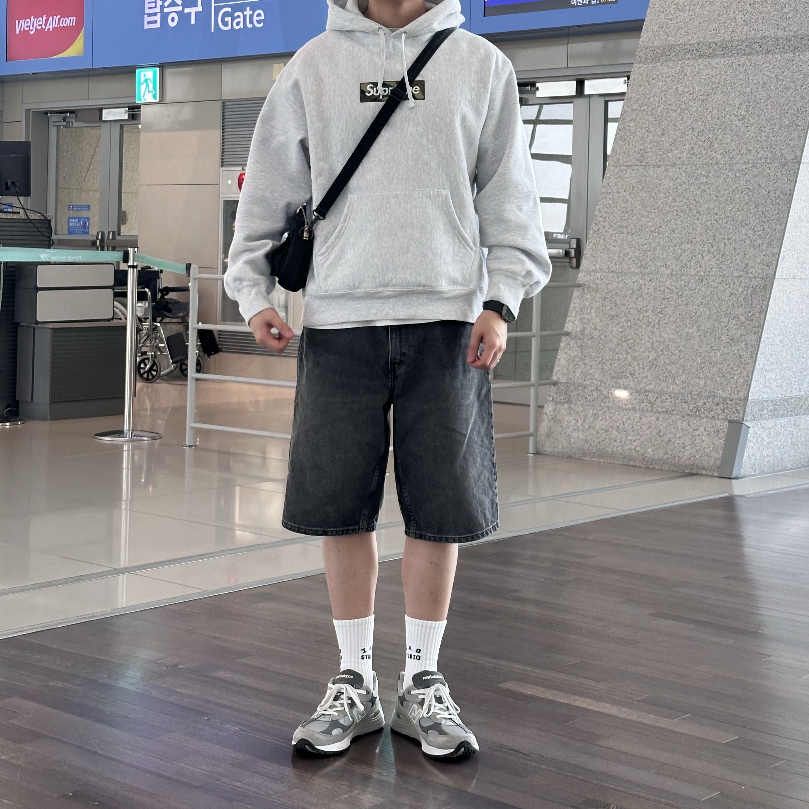 Supreme Box Logo Hooded Sweatshirt Ash Grey - 23FW, New Balance 992 Made in USA Grey - D Standard 착용 스타일