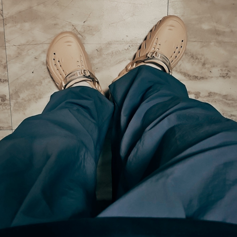 Crocs Echo Clog Stucco 착용 스타일