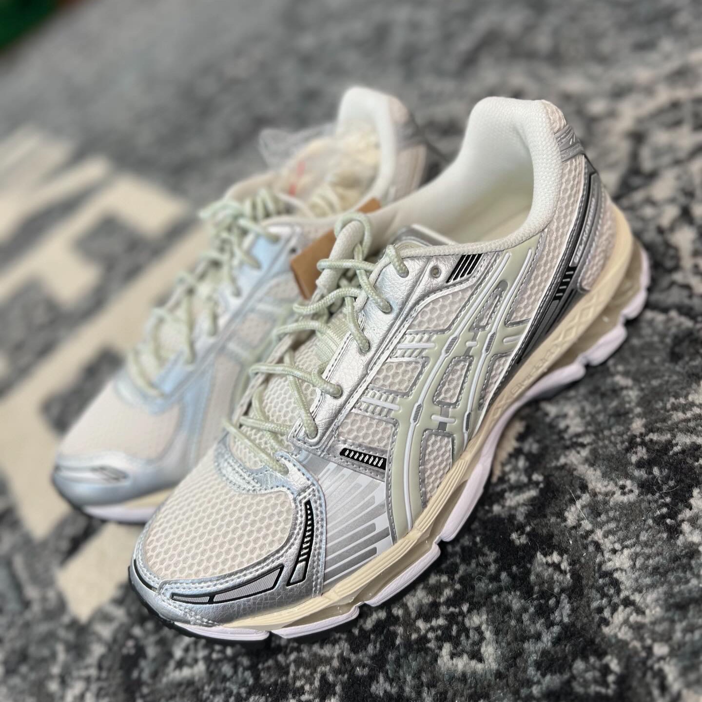 Asics x Ronnie Fieg Gel-Kayano 12.1 Cream Pure Aqua 착용 스타일