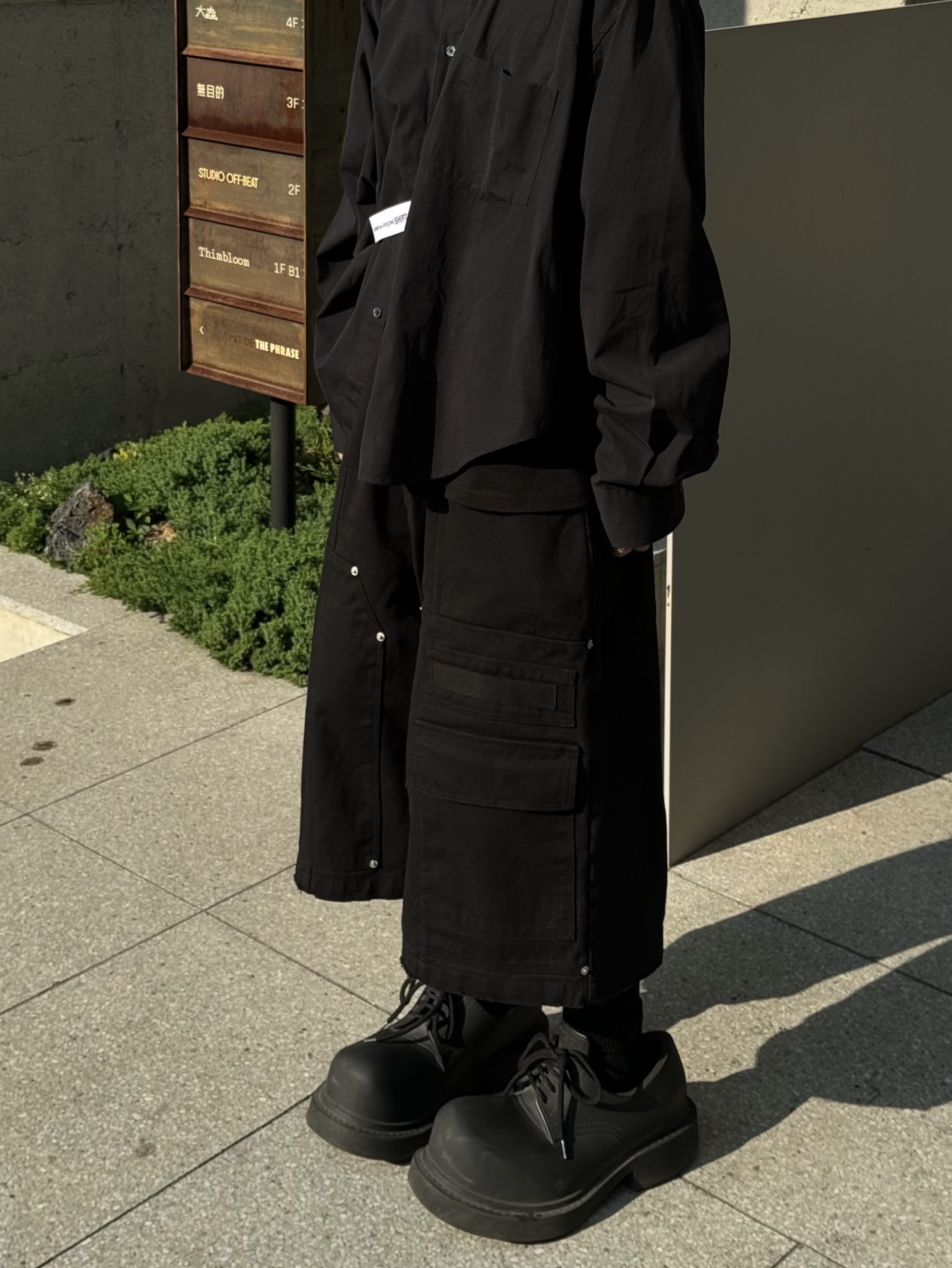 Nos Couleurs x Koin Rivet Carpenter Shorts Black, Balenciaga Steroid Derby Black 착용 스타일 - 4