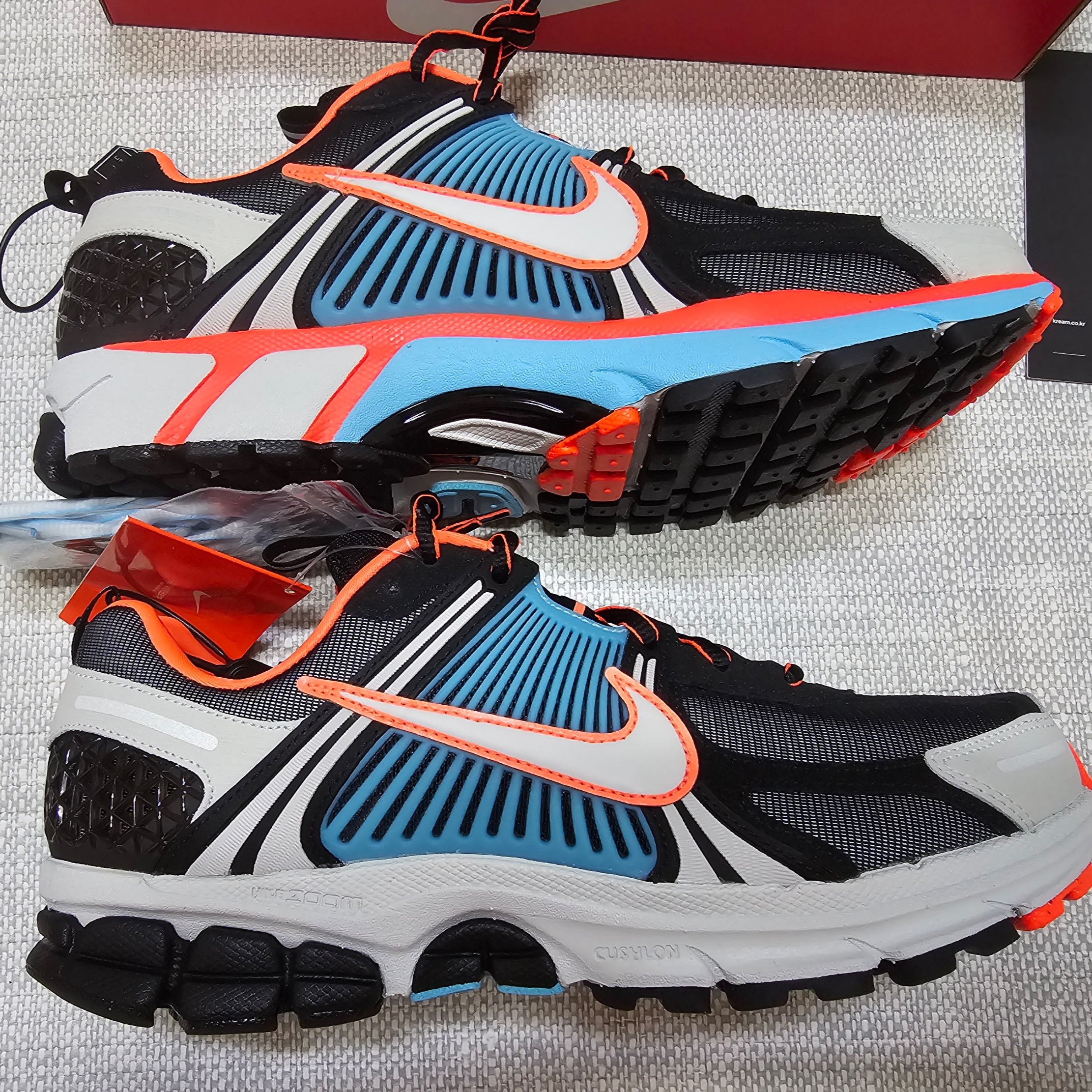 (W) Nike Zoom Vomero 5 Black Blue Gaze 착용 스타일 - 5