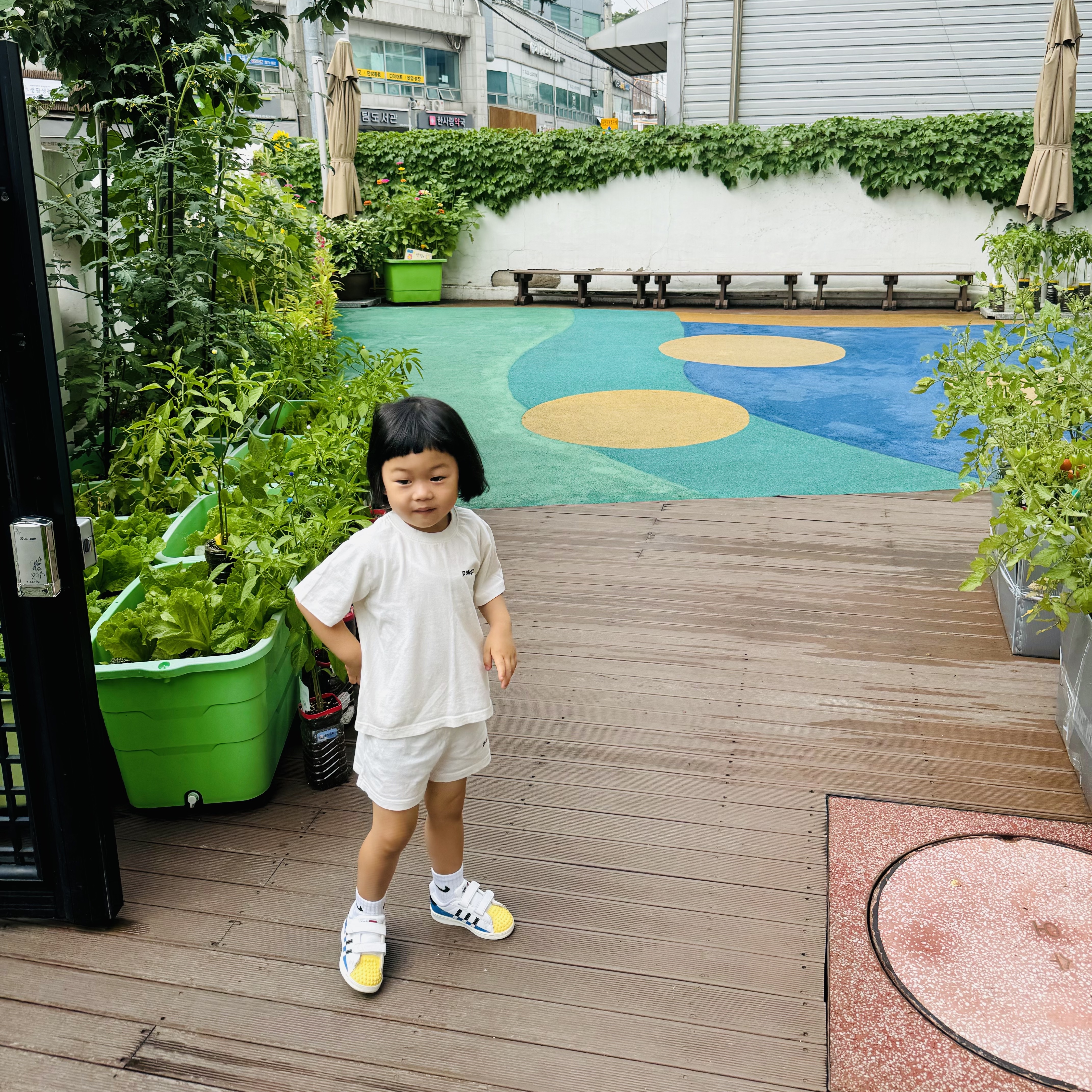 (C) Adidas x Lego Superstar CF Cloud White Yellow, (Kids) Nike Everyday Cushion Ankle Socks White (3 Pack/Korean Ver.) 착용 스타일 - 2