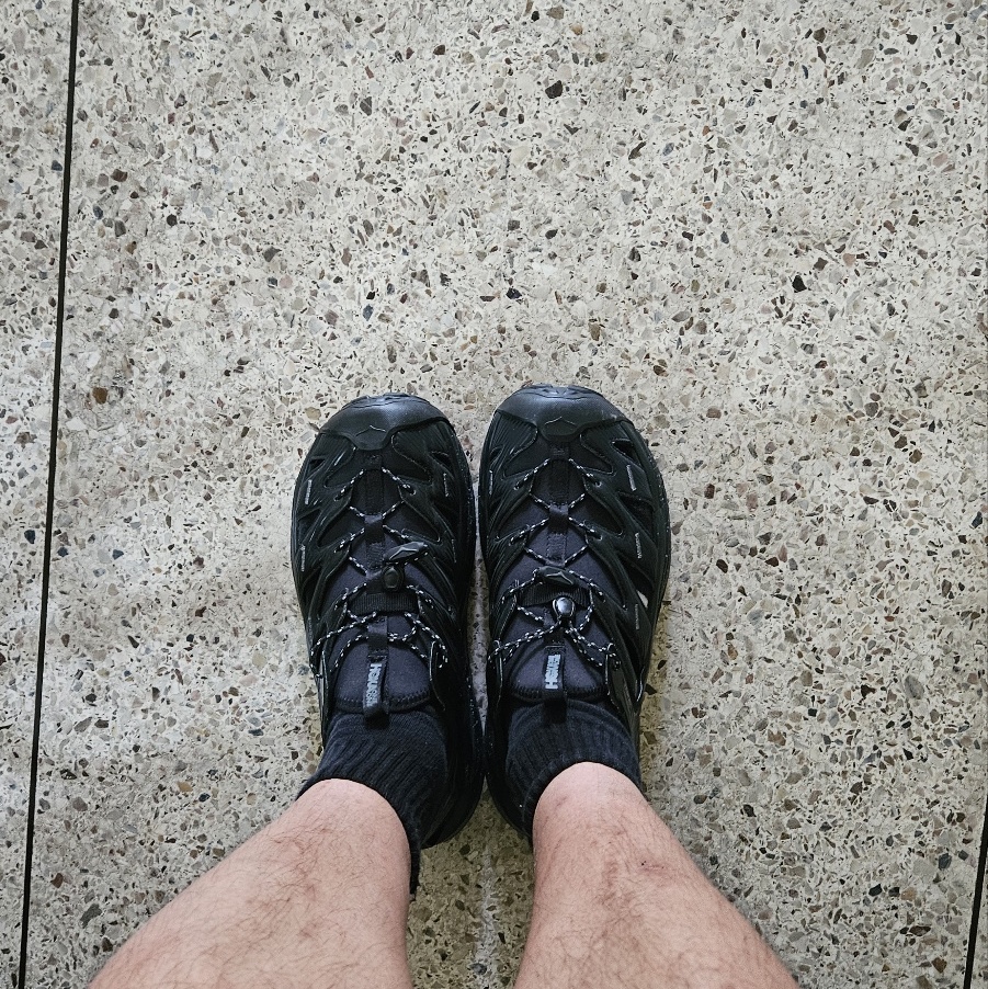 Hoka Hopara Black Castle Rock 착용 스타일