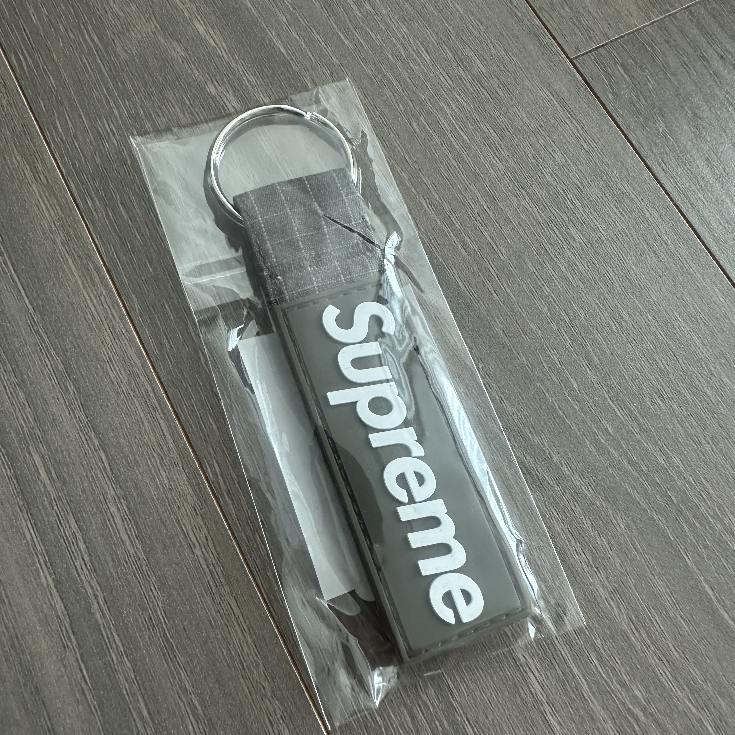 Supreme Ripstop Keychain Woodland Camo - 24SS 착용 스타일
