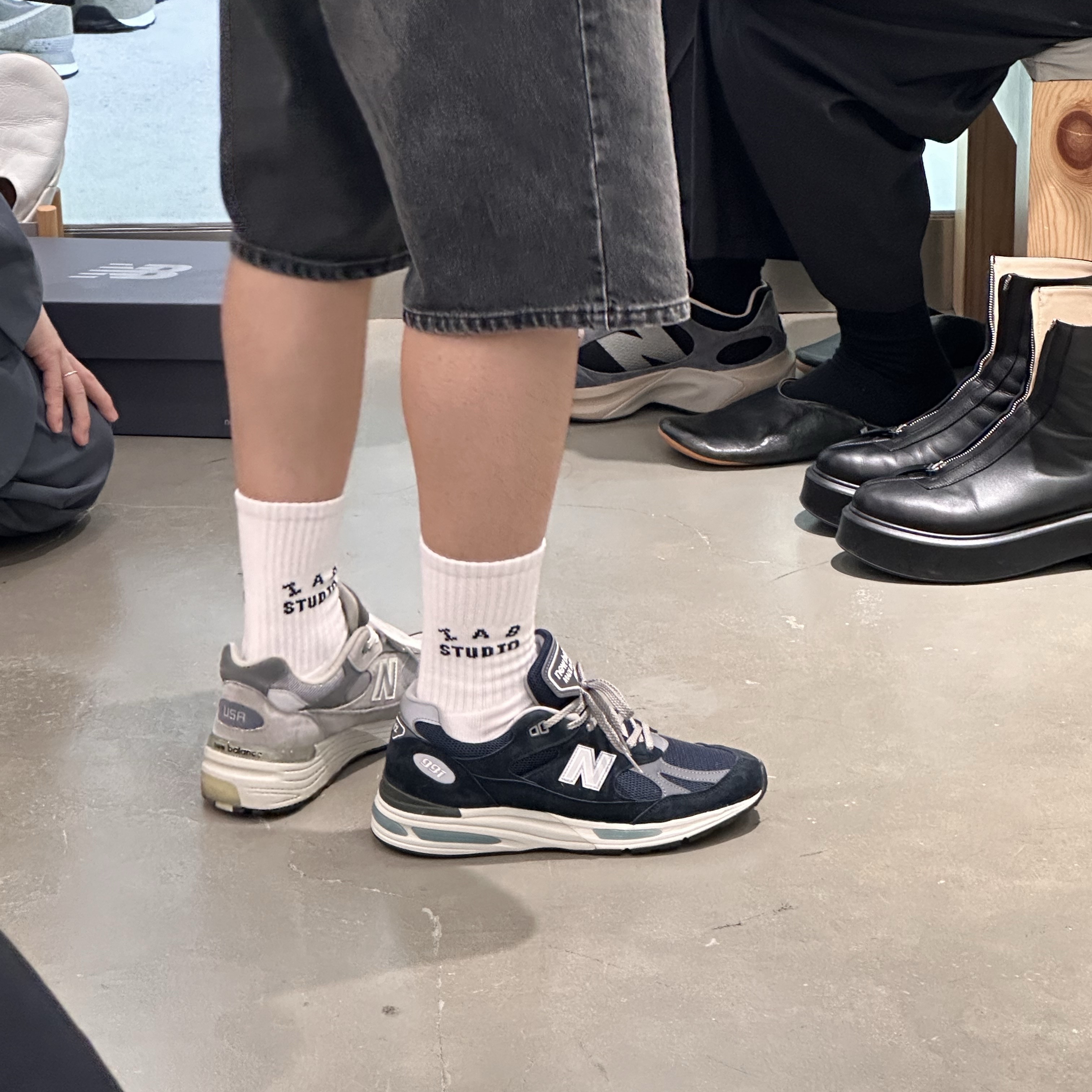 New Balance 991v2 Made in UK Dark Navy Smoked Pearl, New Balance 992 Made in USA Grey - D Standard 착용 스타일