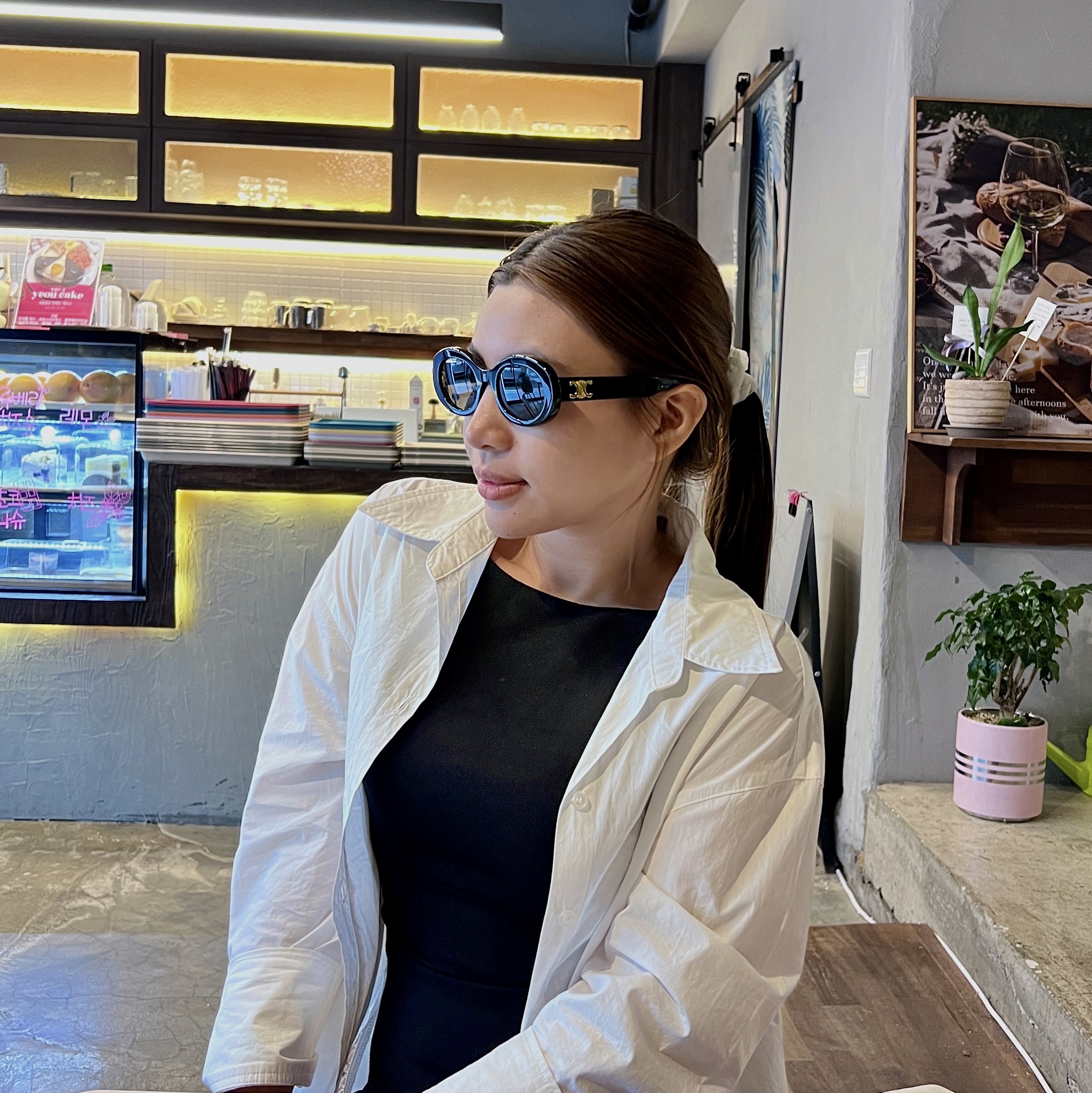 (W) Celine Triomphe 01 Sunglasses in Acetate Black 착용 스타일