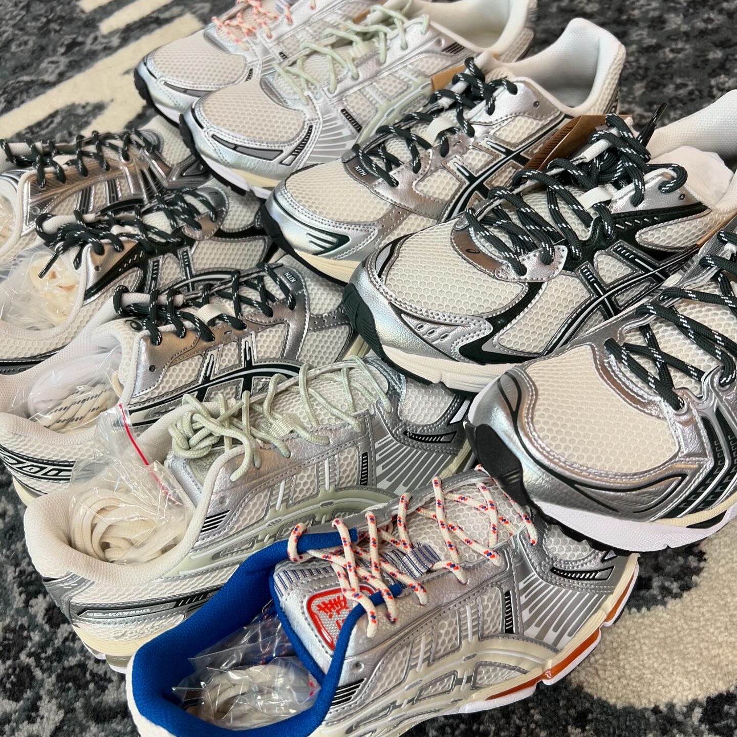Asics x Ronnie Fieg Gel-Kayano 12.1 Cream, Asics x Kith Gel-Kayano 14 Cream Scarab 착용 스타일 - 2