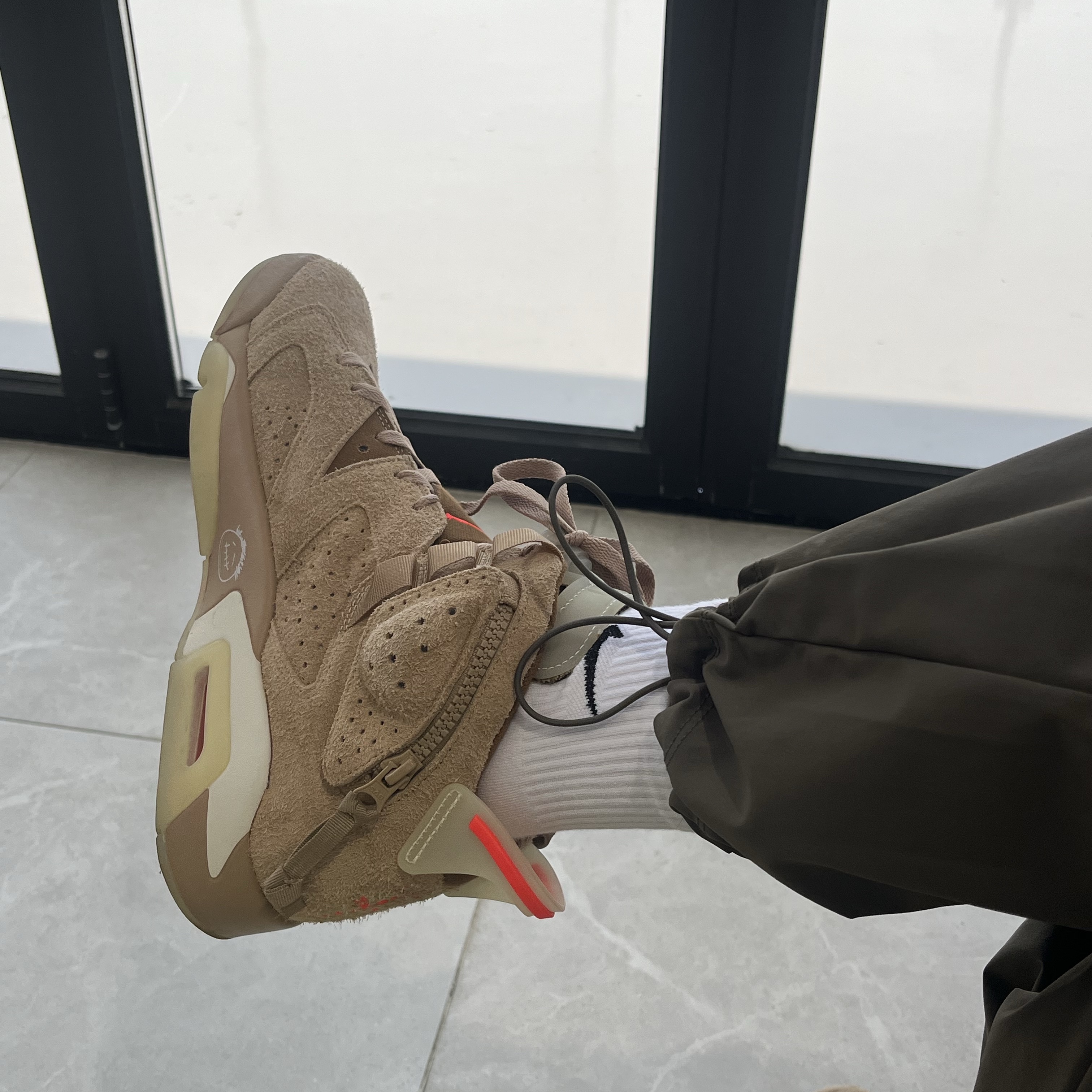 Jordan 6 x Travis Scott Retro SP British Khaki 착용 스타일