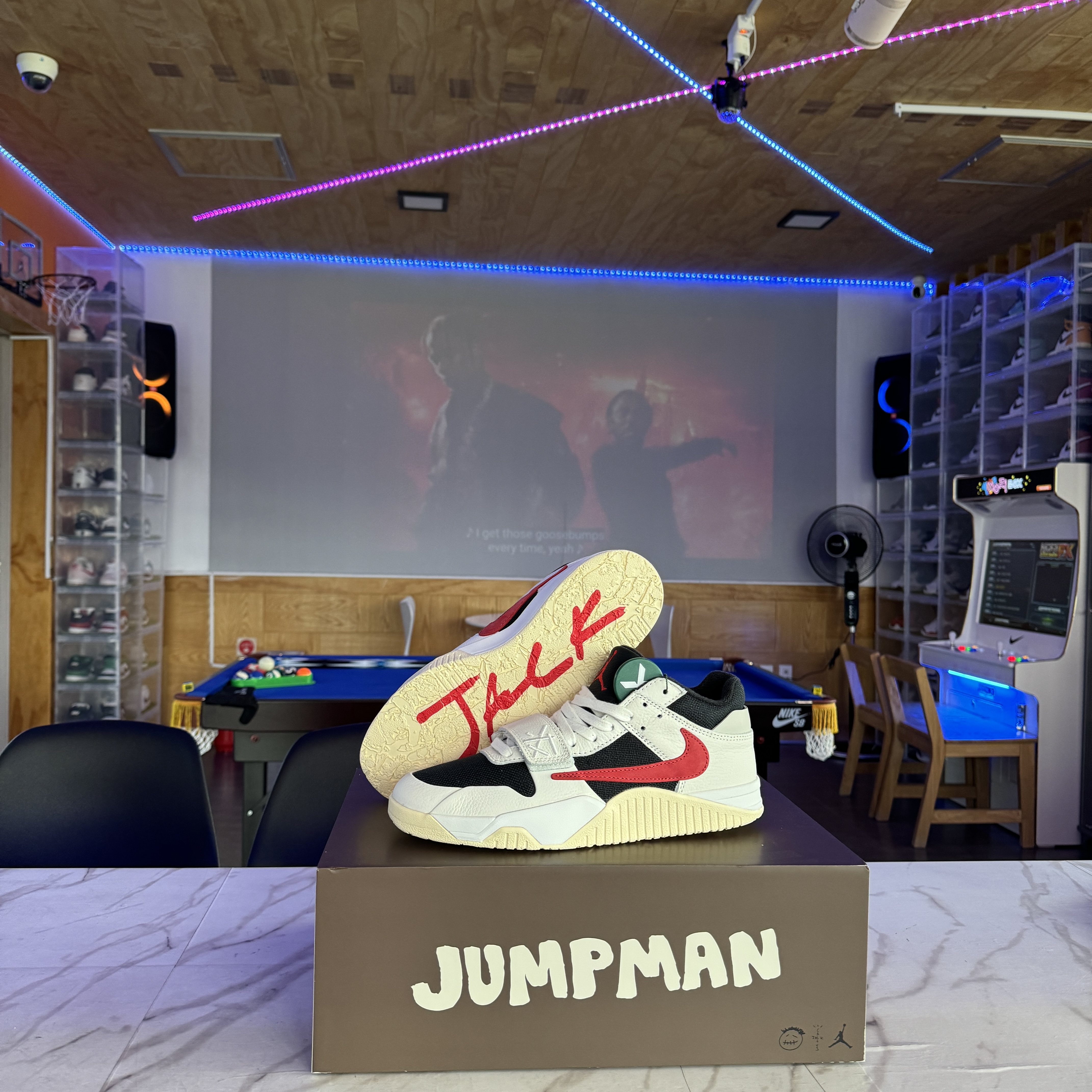 Jordan x Travis Scott Jumpman Jack TR University Red, Jordan x Travis Scott Jumpman Jack TR Sail and Dark Mocha 착용 스타일 - 1