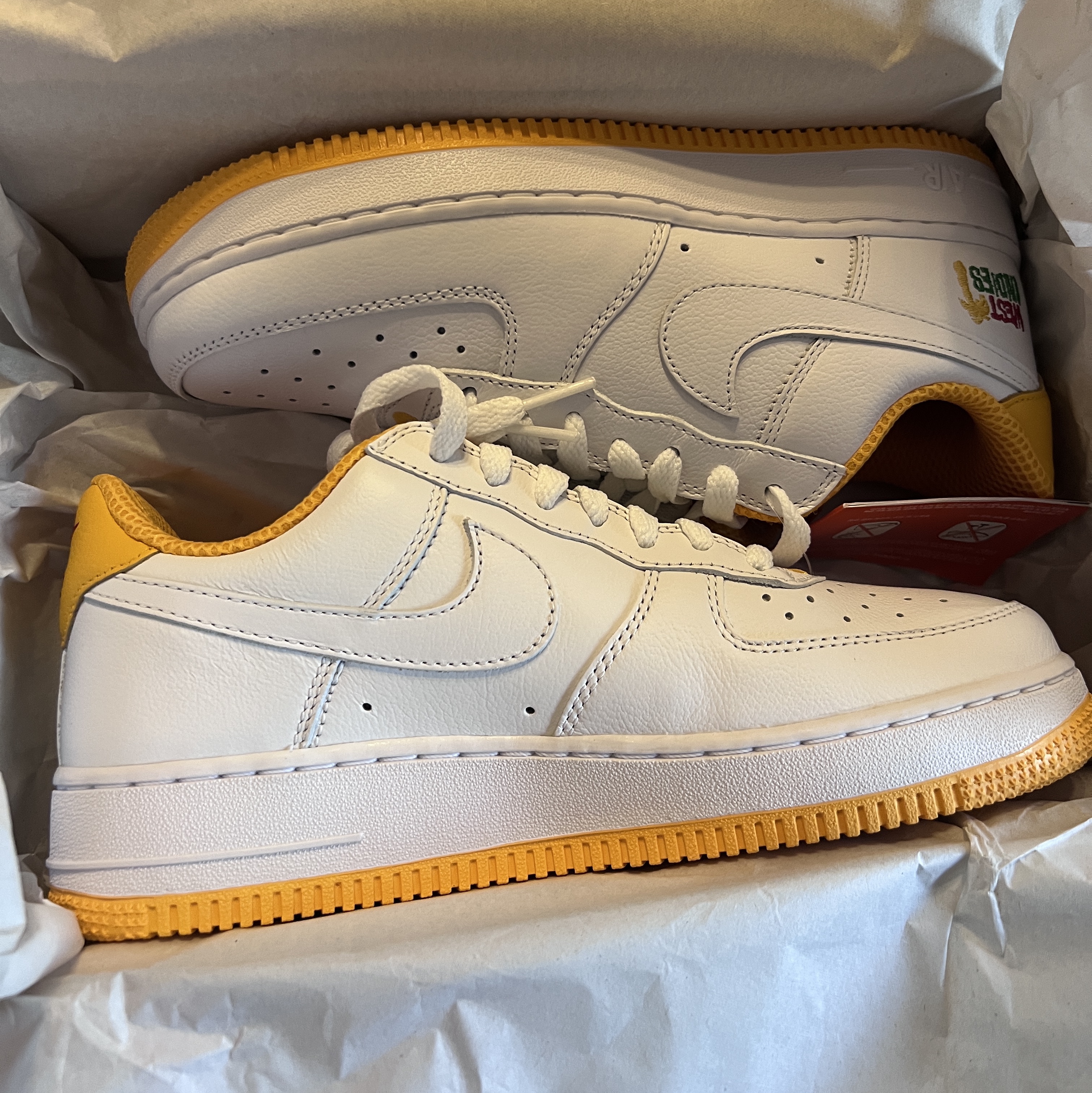 Nike Air Force 1 Low Retro QS West Indies University Gold 착용 스타일