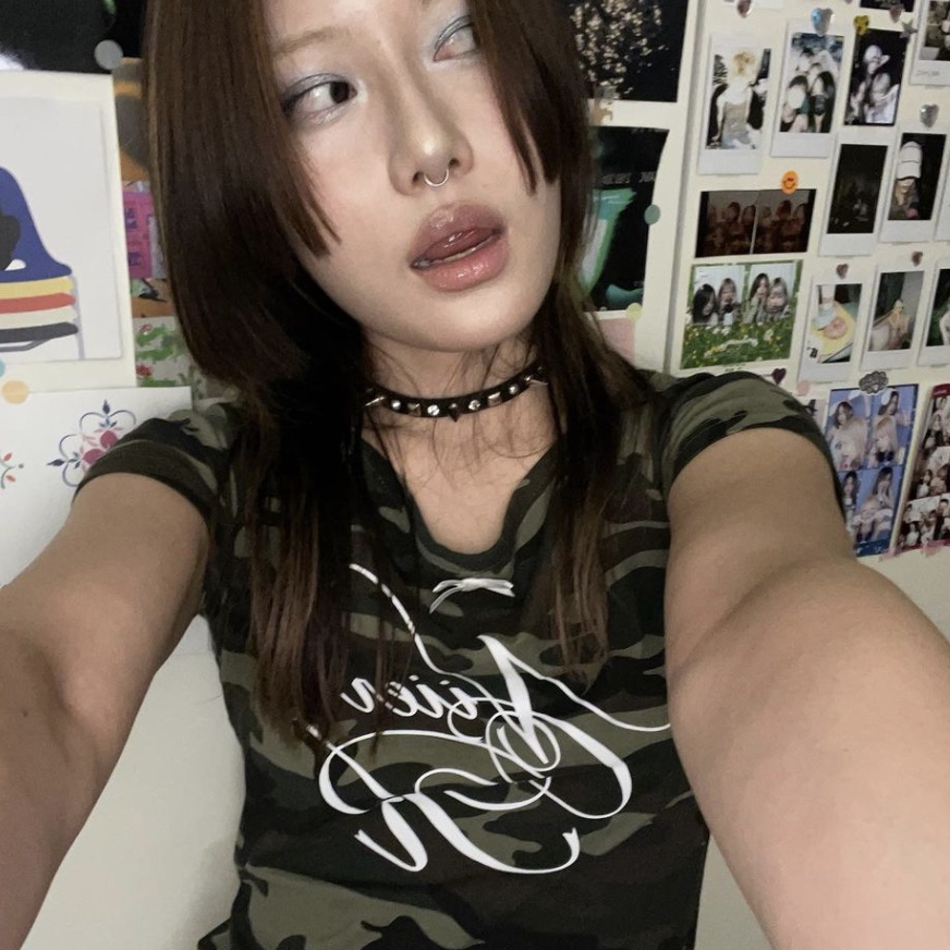 NIIER NOR Lace Off Shoulder Crop Top Camo, NIIER NOR Lace Off Shoulder Crop Top Black 착용 스타일