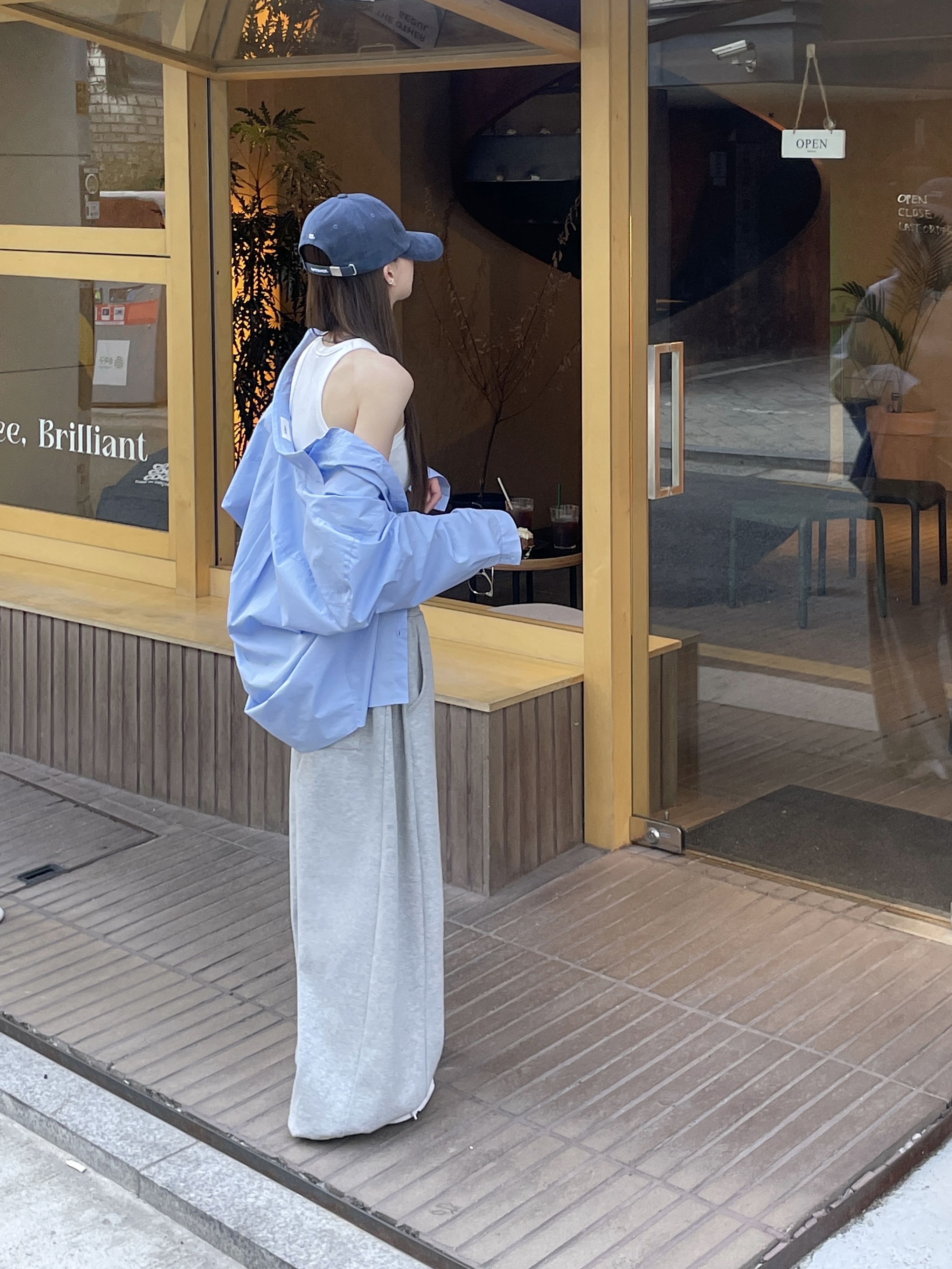 Nike Air Max Triax 96 Varsity Royal, Balenciaga Le Cagole XS Sling Bag White 착용 스타일 - 3
