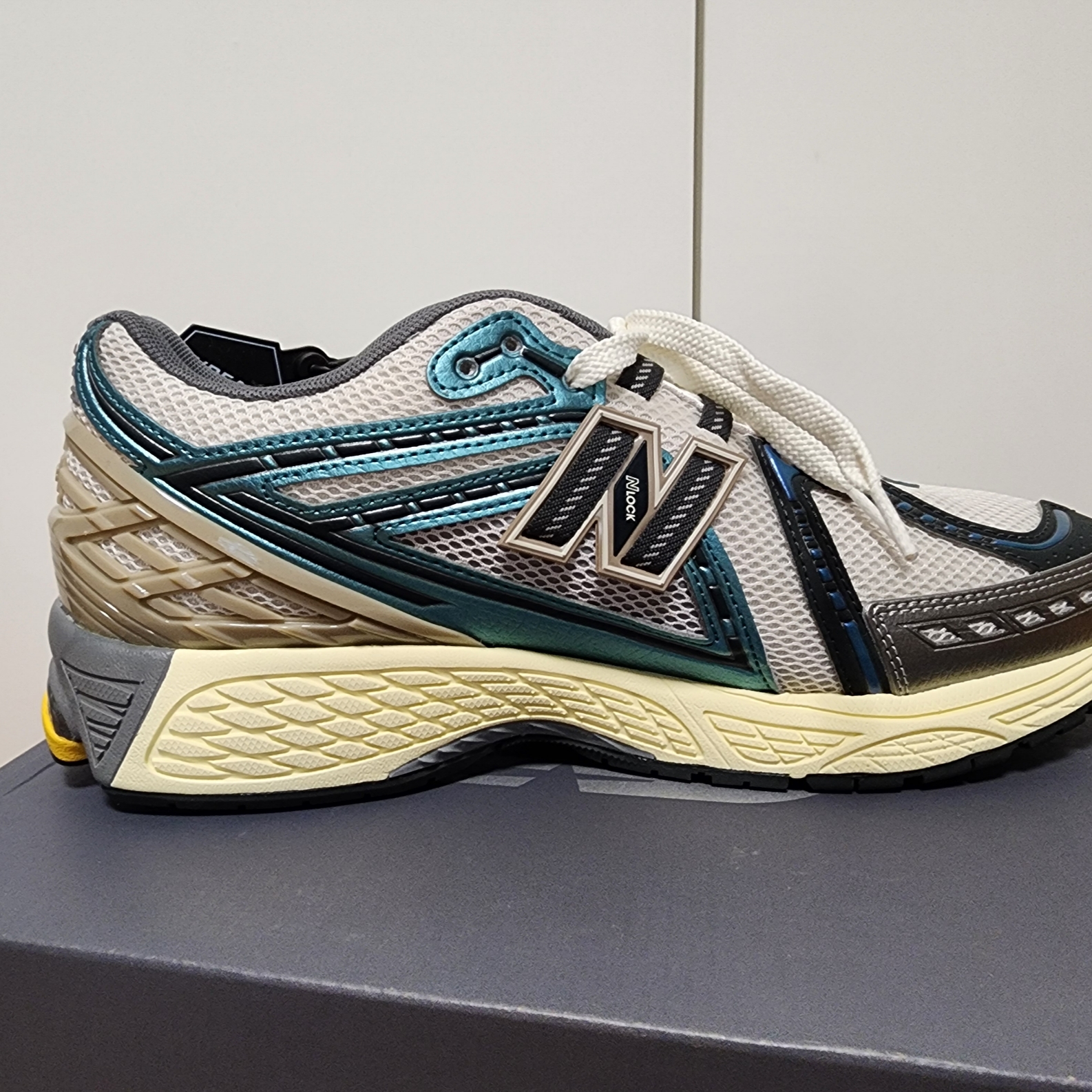 New Balance 1906R Metallic Teal 착용 스타일 - 3
