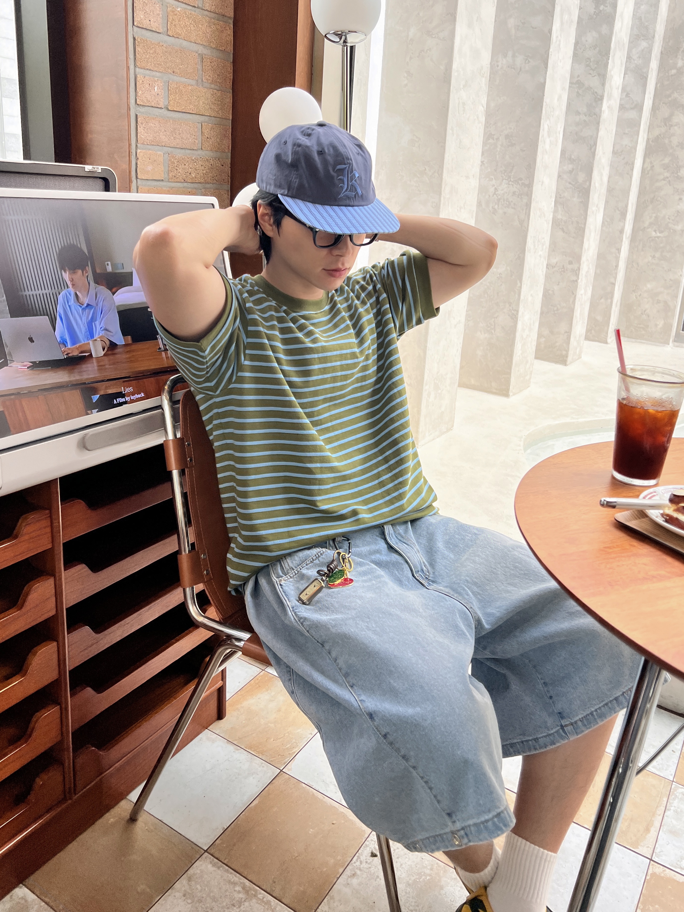 오니츠카 타이거 멕시코 66 옐로우 블랙, 칼하트 WIP 하트 키체인 레드 착용 스타일 - 3