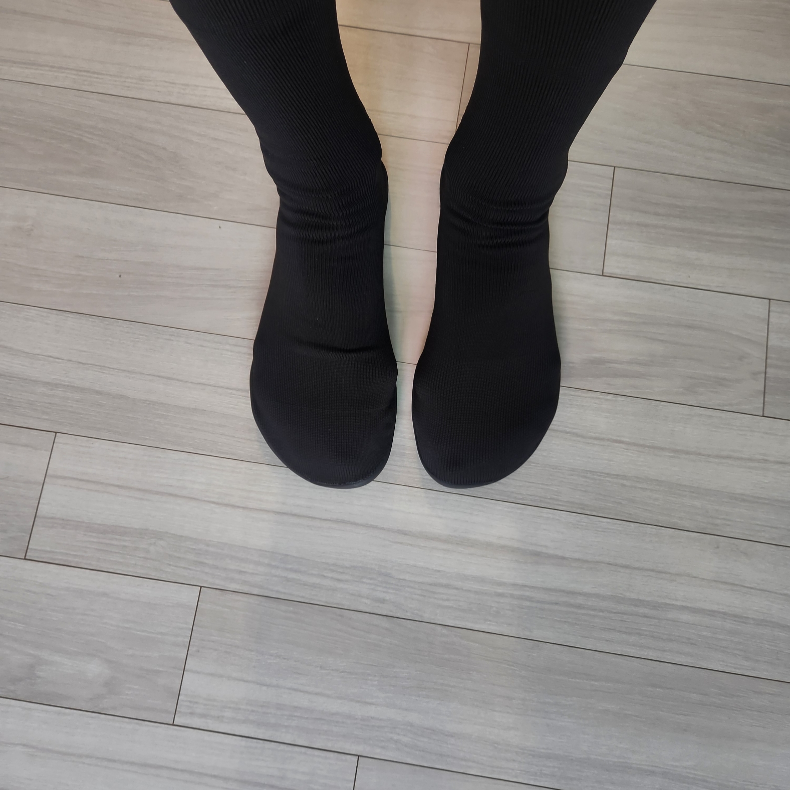 Yeezy YZY Pods Black 착용 스타일 - 2