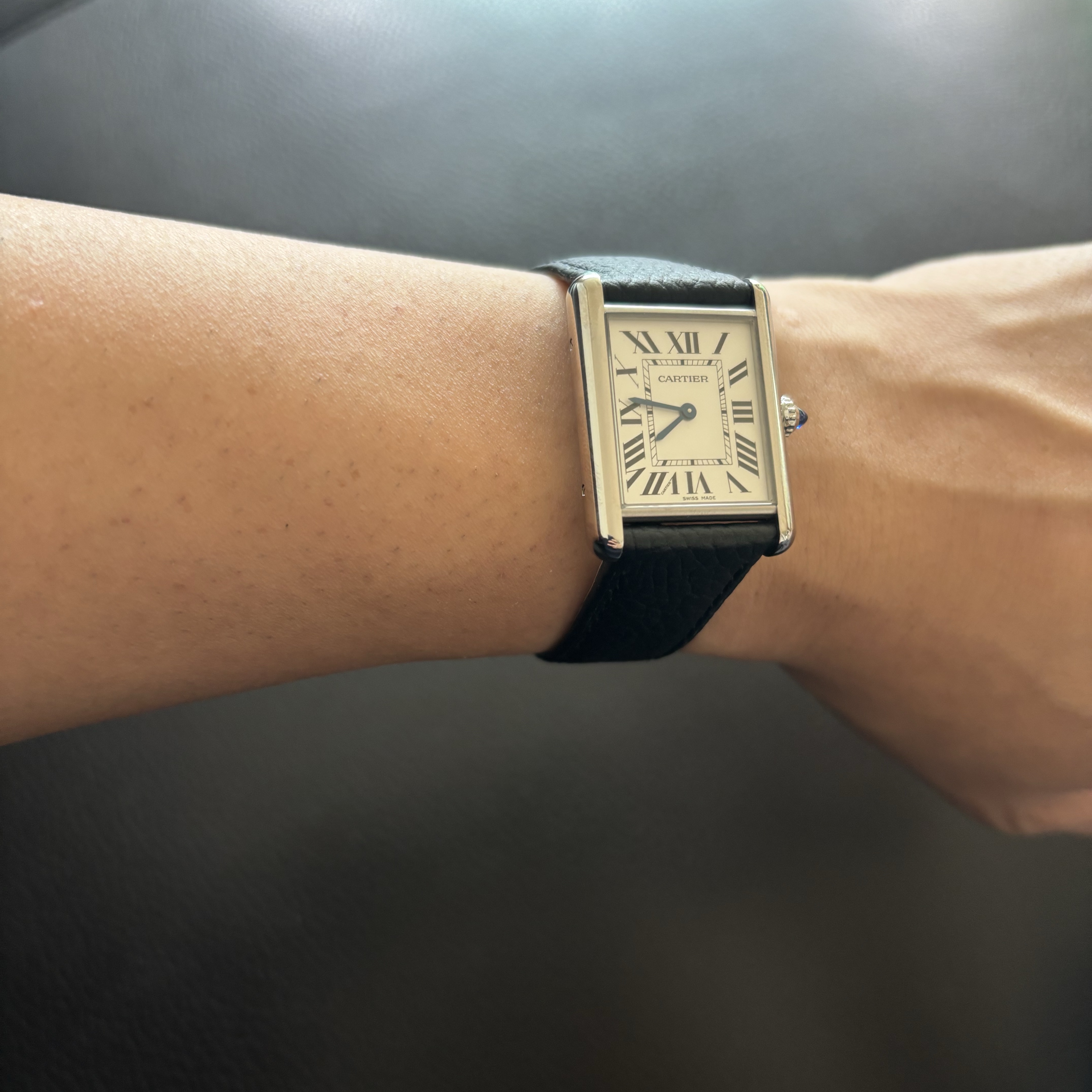 Cartier Tank Must Watch Large Quartz Steel Calfskin Black 착용 스타일