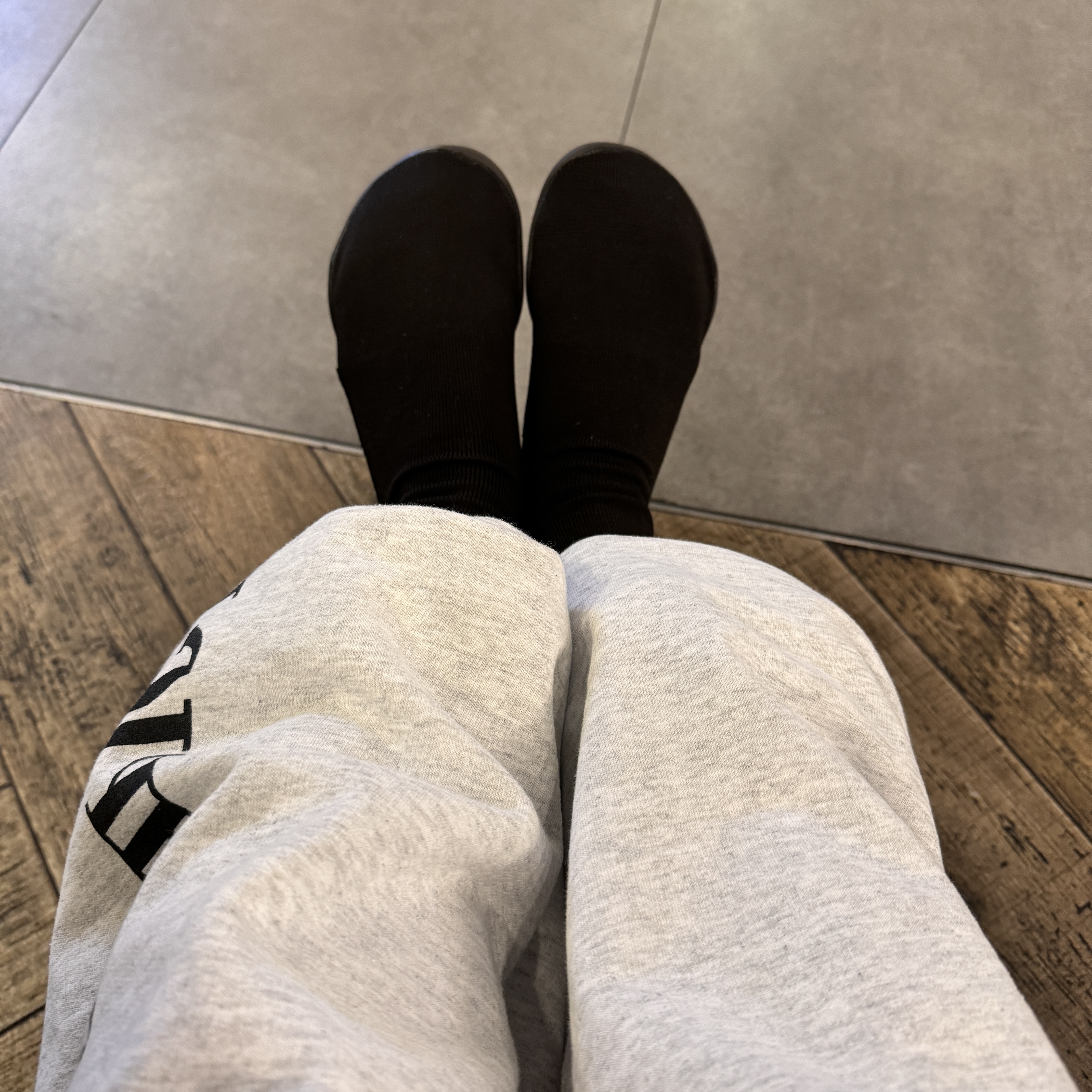 Yeezy YZY Pods Black, Yeezy x Gosha Rubchinskiy YZY Black Dogs Jogger Heather Grey 착용 스타일 - 2
