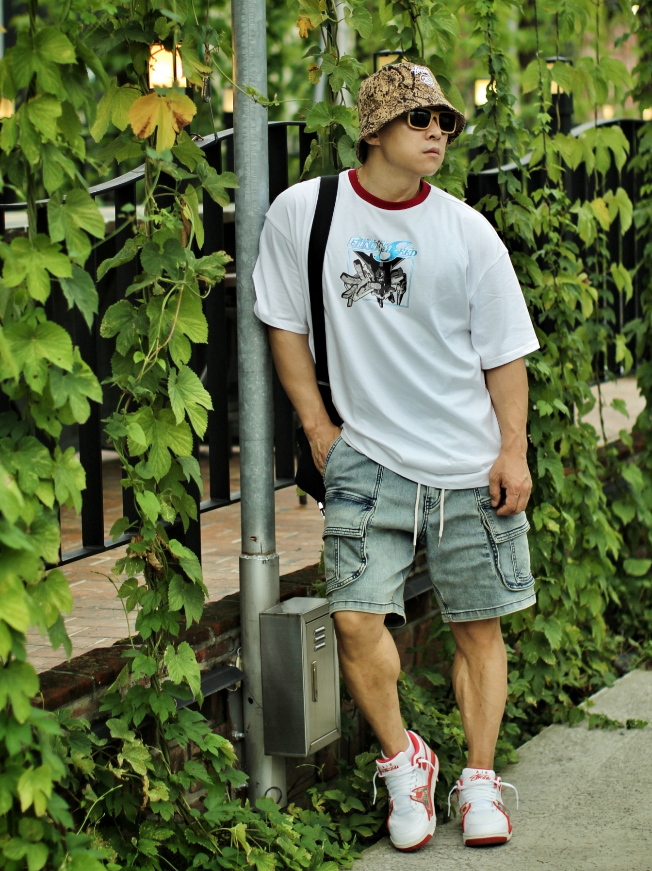 Stussy Stock Lock Deep Bucket Hat Brown, Levi's x Gundam Seed Boxy T-Shirt Starbright White 착용 스타일 - 4