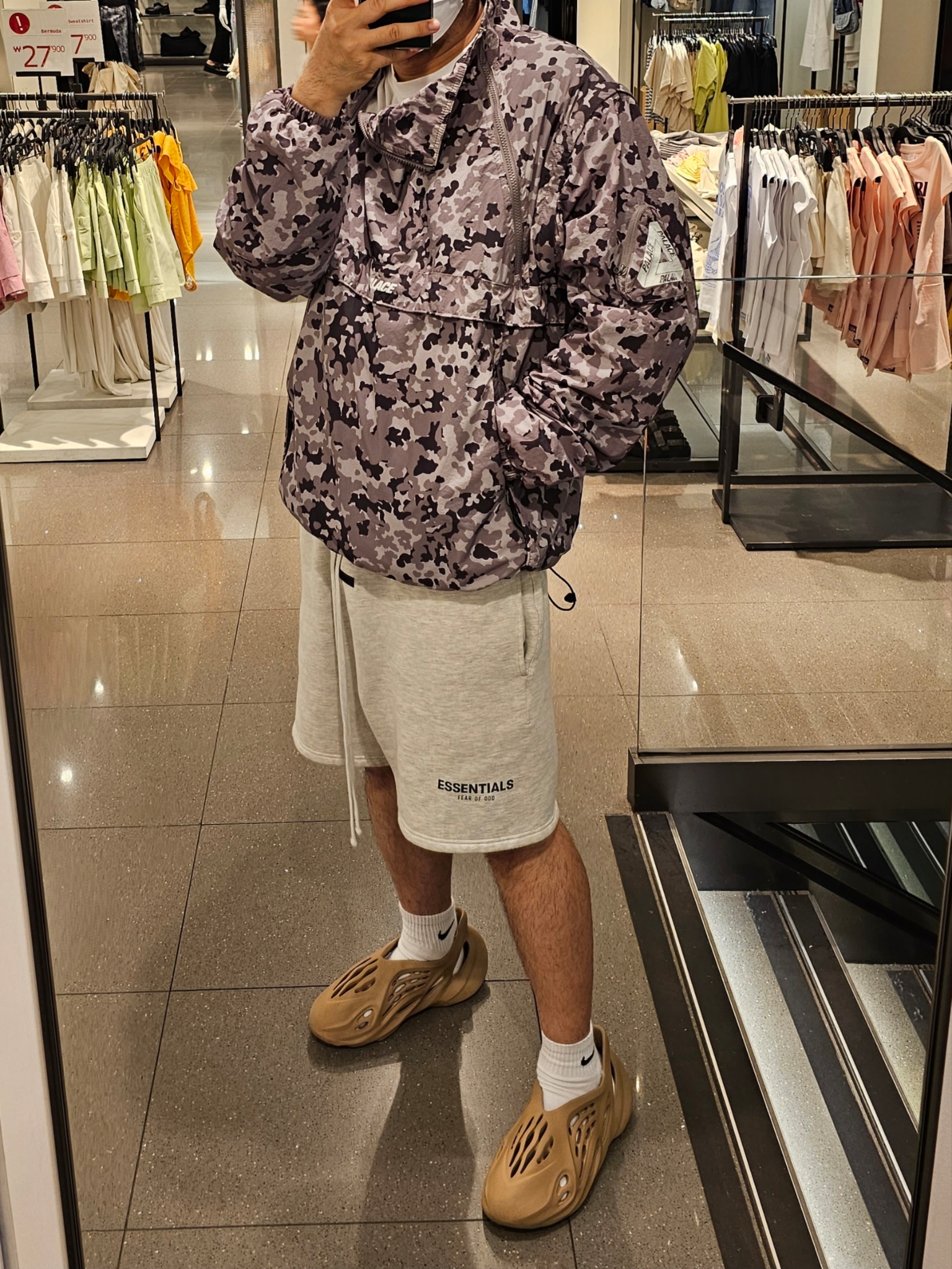 Palace Zip Off Gilet Jacket Urban Camo - 22SS, Essentials The Core Collection Sweatshorts Light Oatmeal 착용 스타일