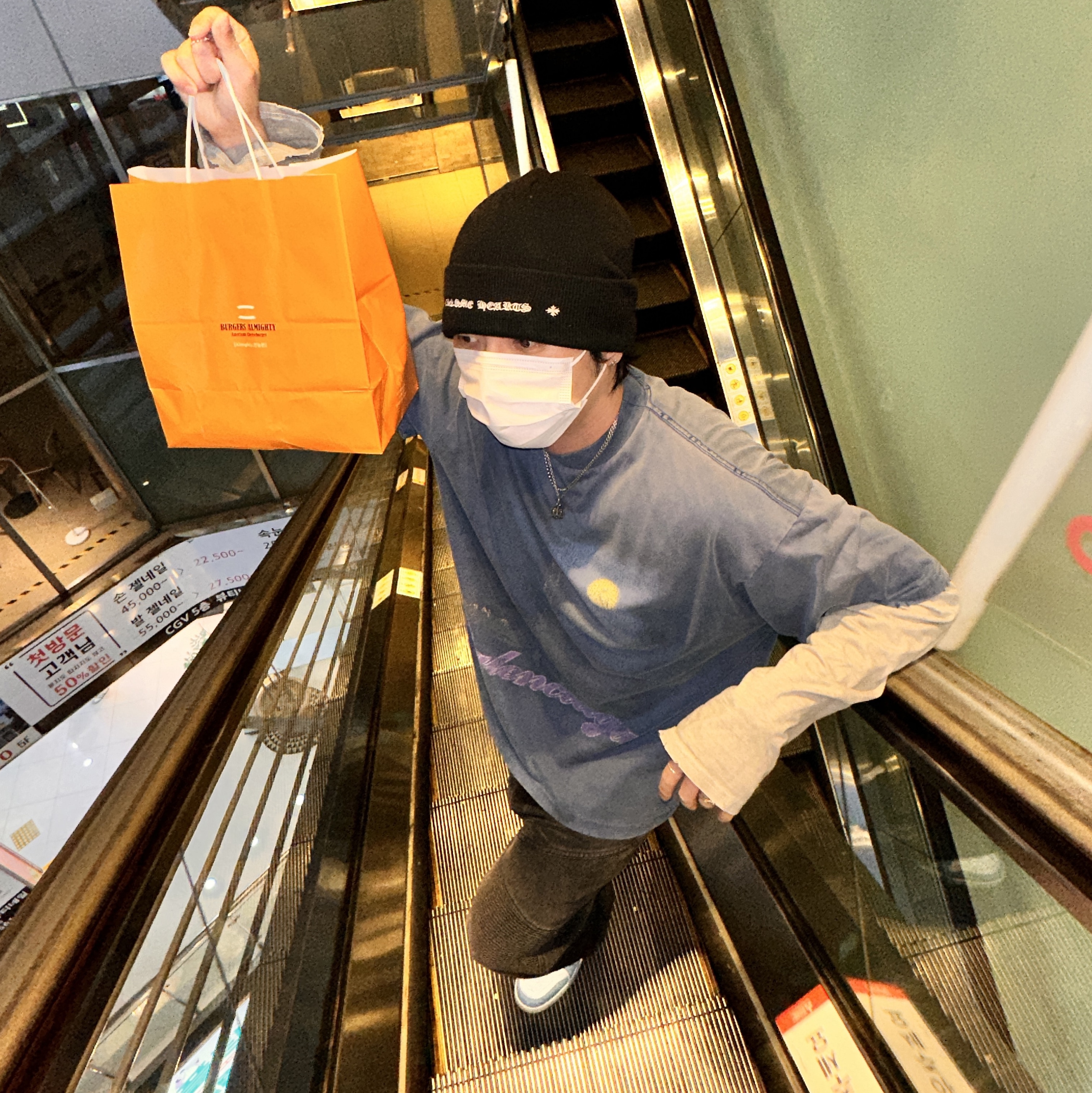 Louis Vuitton LV Trainer Sneakers Bleu Ciel, Chrome Hearts Horseshoe Beanie Black 착용 스타일 - 1