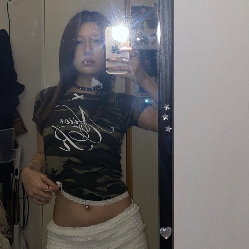 NIIER NOR Lace Off Shoulder Crop Top Camo, NIIER NOR Lace Off Shoulder Crop Top Black 착용 스타일