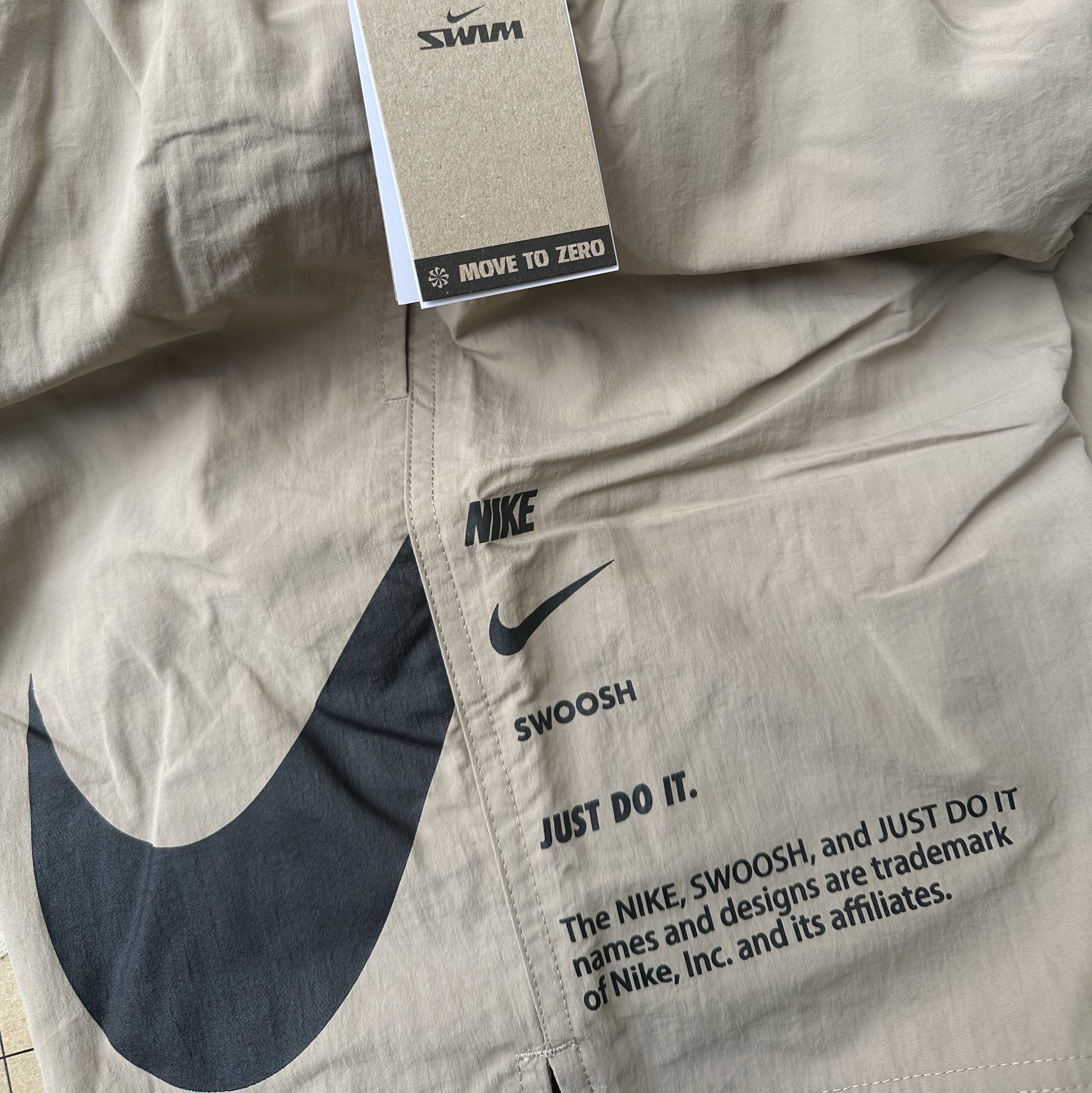 Nike Swim 7 Inch Volley Shorts Khaki 착용 스타일 - 1