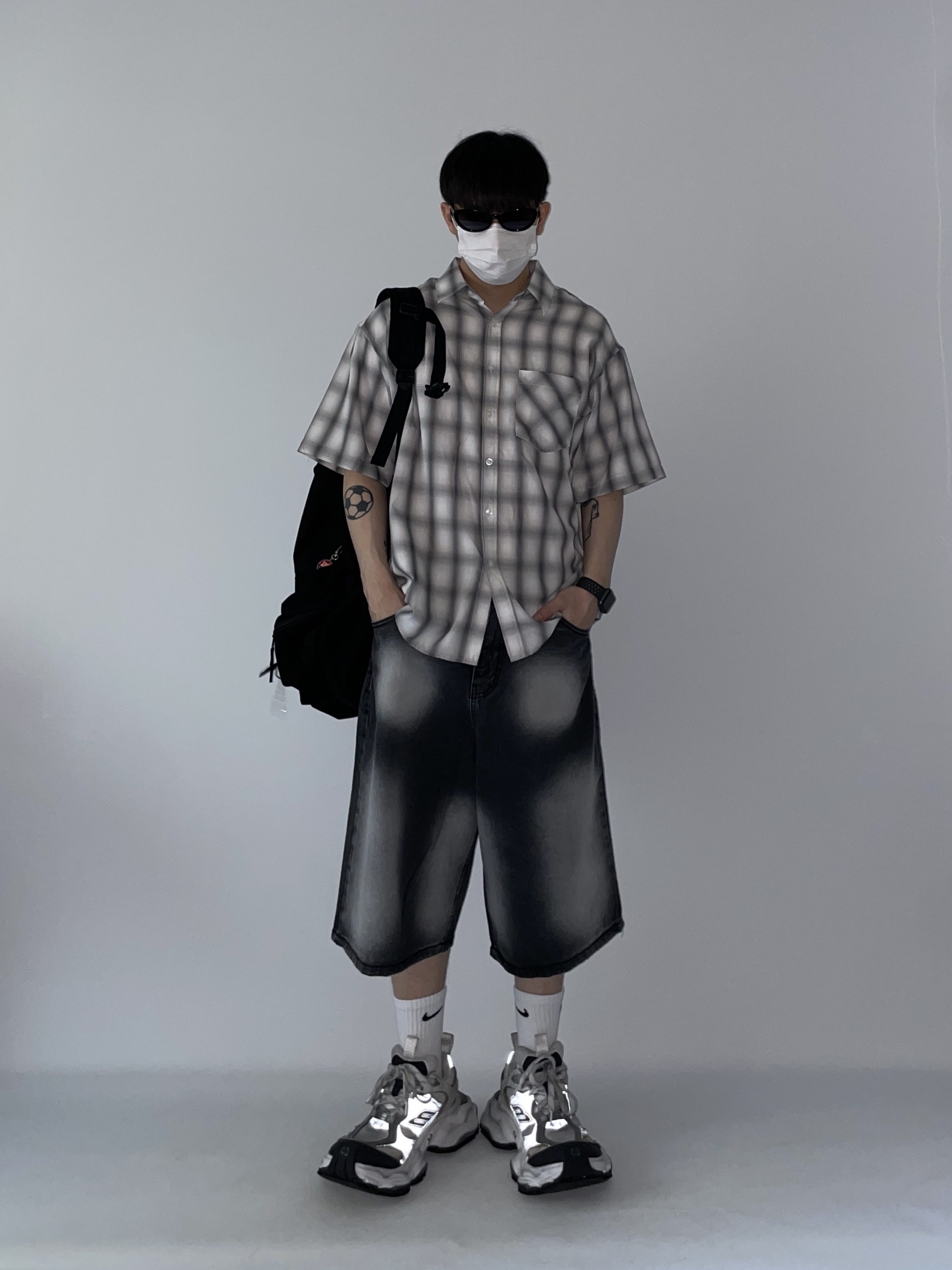 Balenciaga Cargo Sneakers White Grey 착용 스타일 - 1
