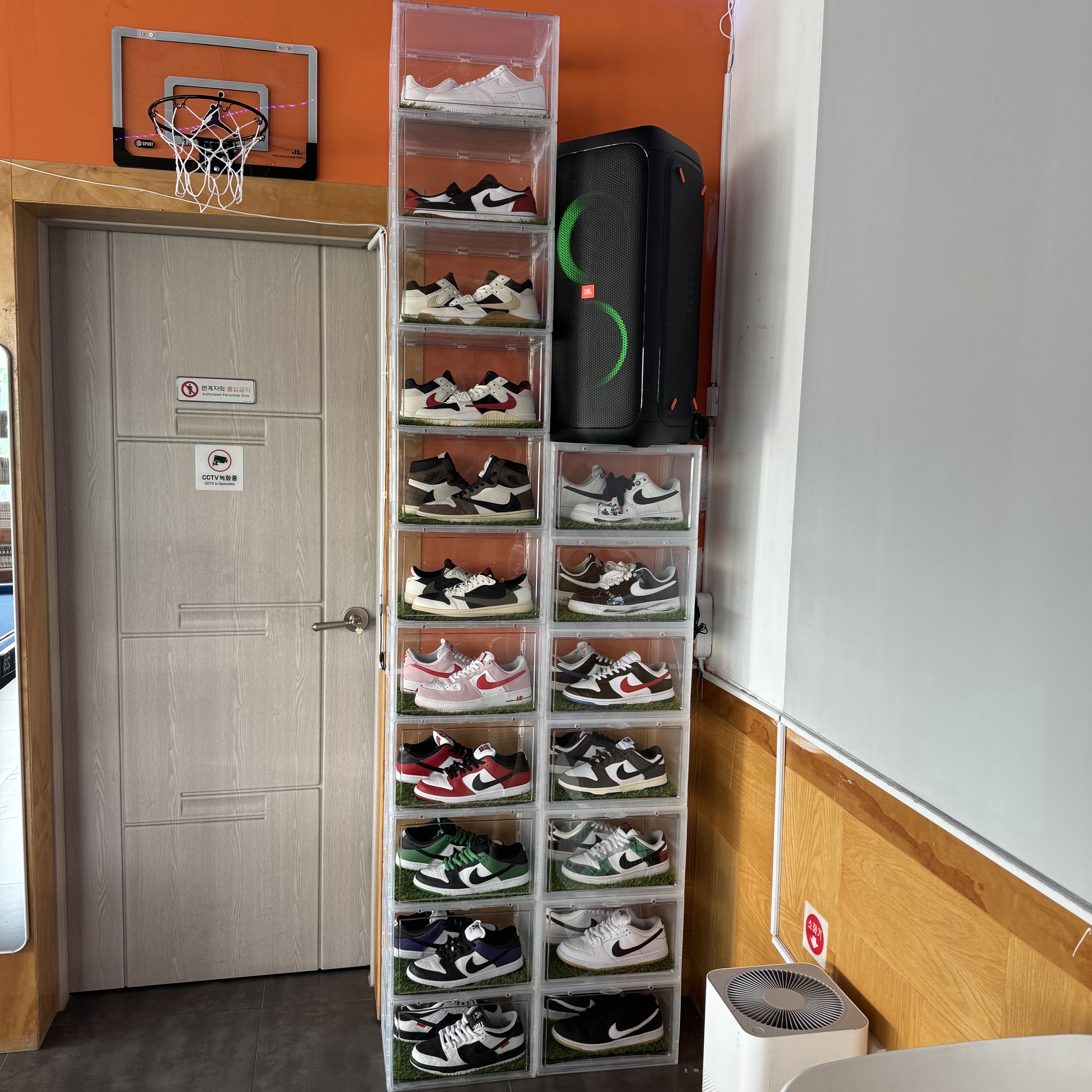 Jordan x Travis Scott Jumpman Jack TR University Red, Jordan x Travis Scott Jumpman Jack TR Sail and Dark Mocha 착용 스타일 - 3