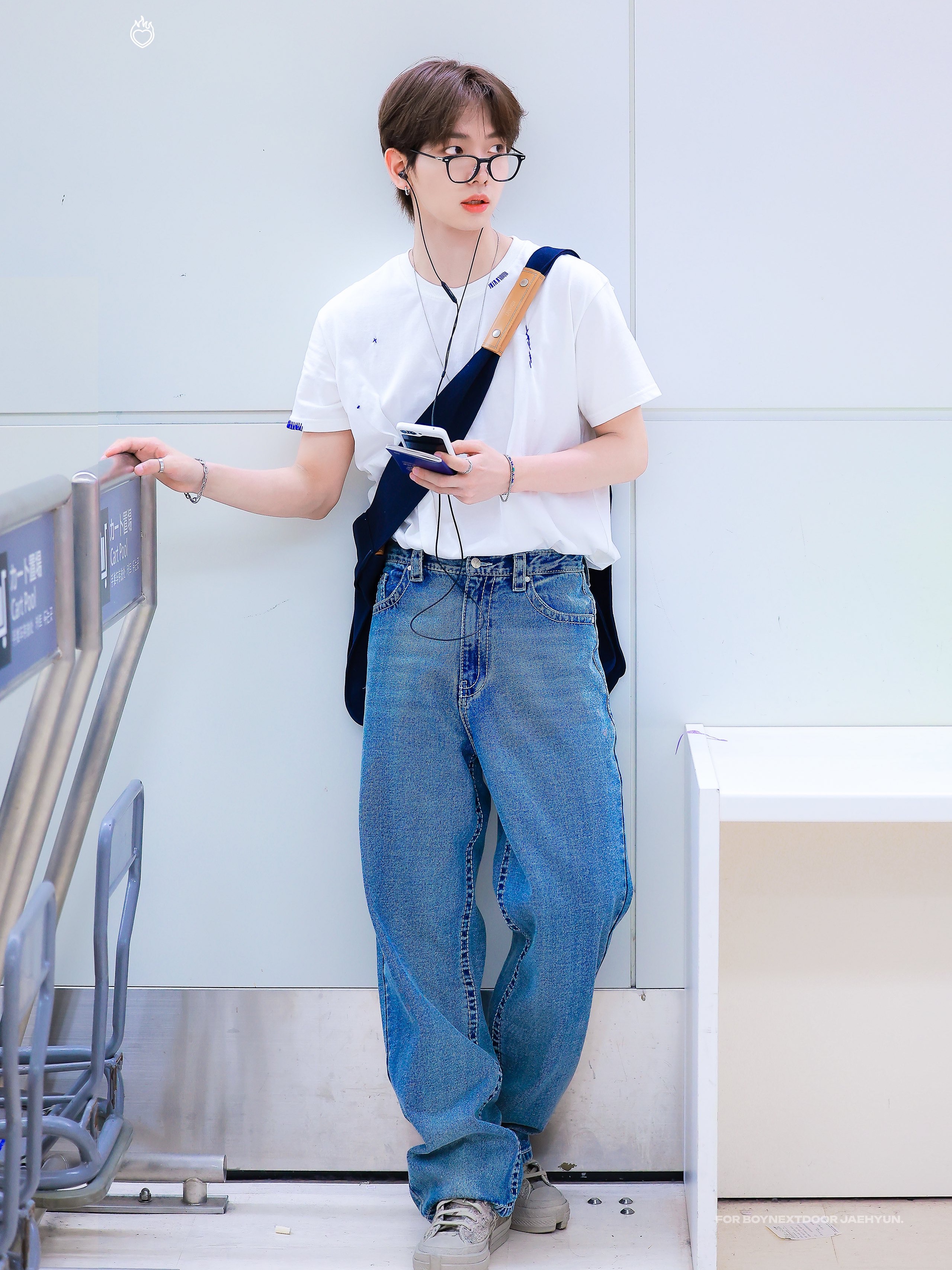 Birthdaysuit Hand Stitch T-Shirt Pink, Birthdaysuit Hand Stitch T-Shirt Sky Blue 착용 스타일 - 1