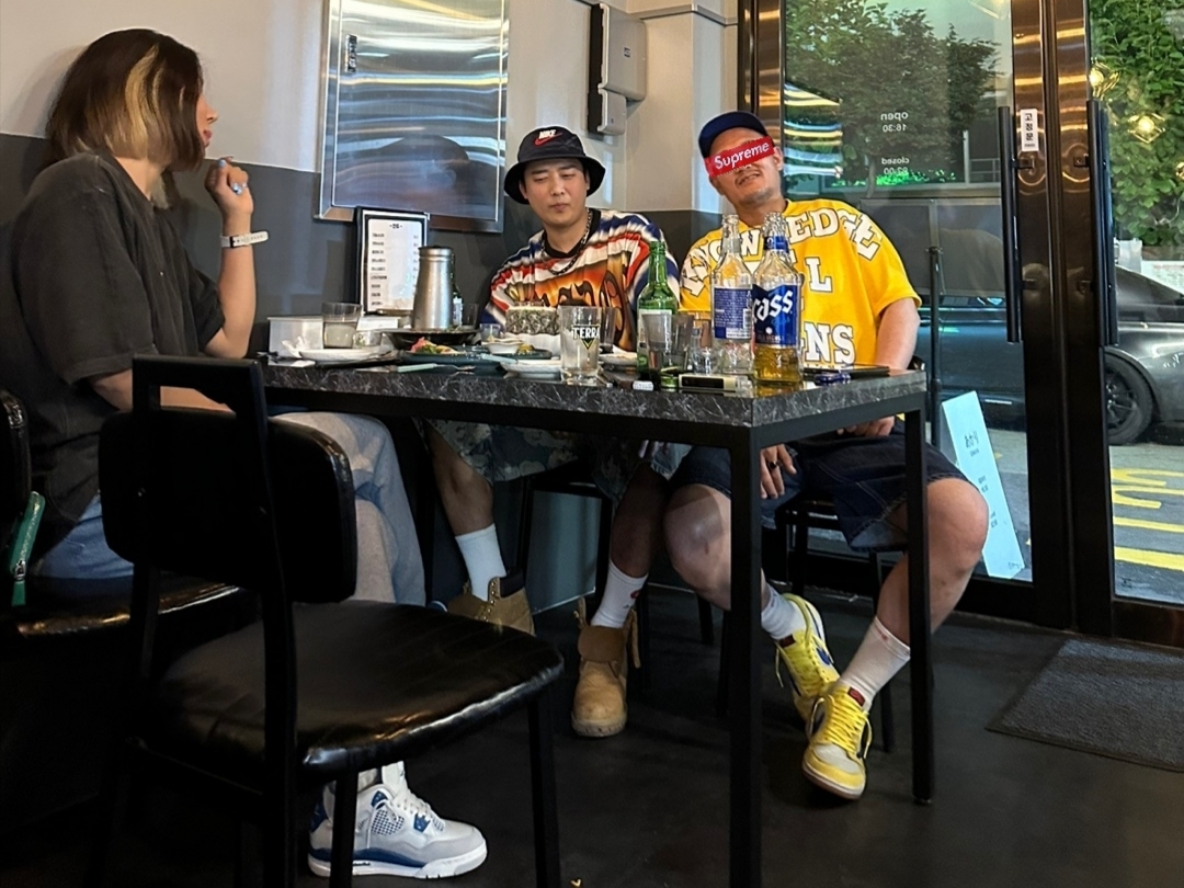 Supreme x Nike Denim Short Indigo - 24SS, Supreme Overprint Knowledge S/S Top Gold - 24SS 착용 스타일 - 4