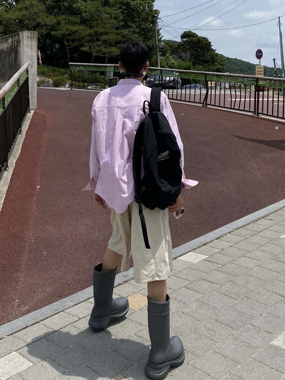 (W) Balenciaga x Crocs Rubber Boot Black 착용 스타일