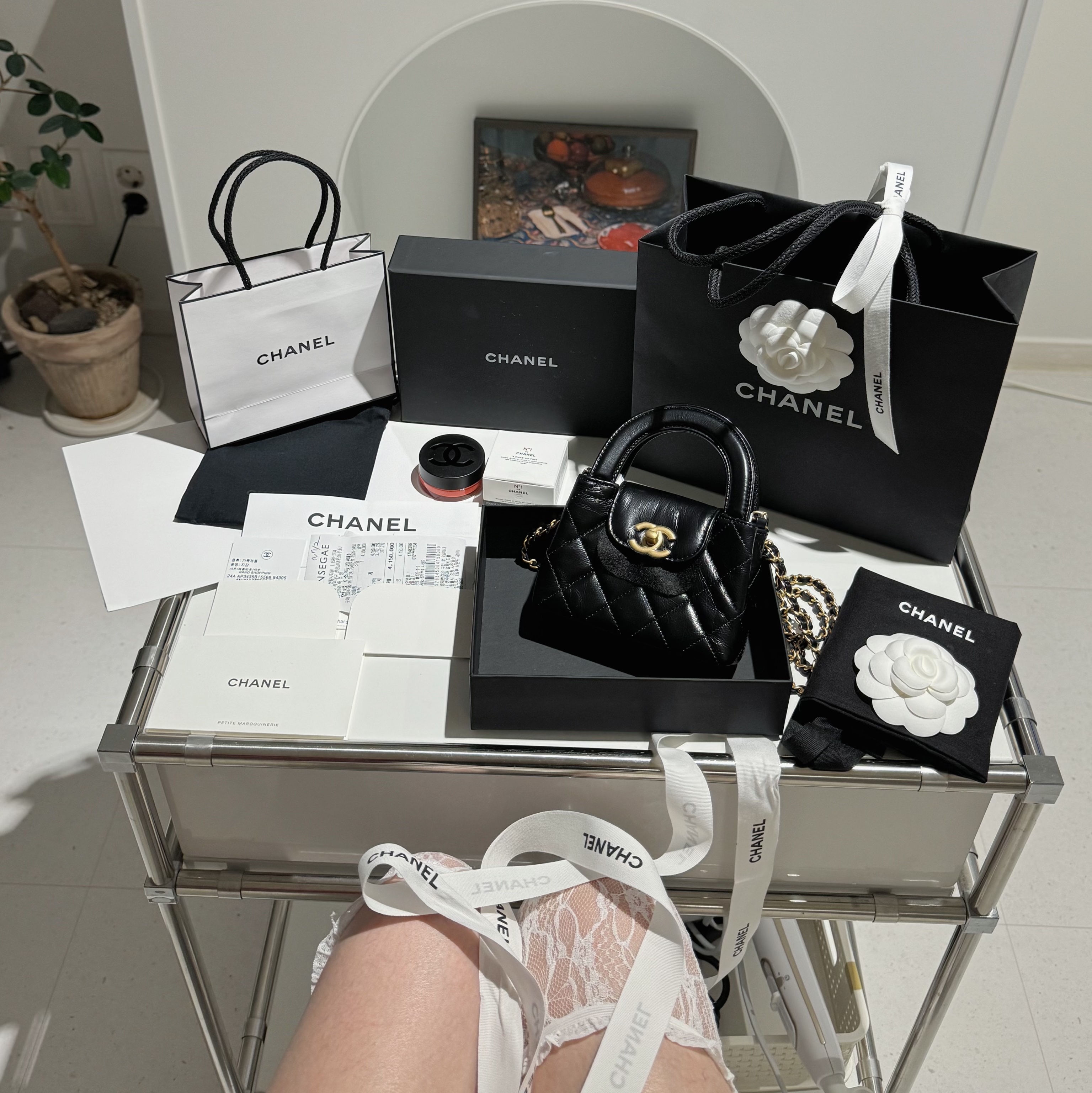 Chanel Classic Clutch with Chain Shiny Aged Calfskin & Gold Black, (W) Matin Kim Pintuck Sleeveless Top Black 착용 스타일 - 2