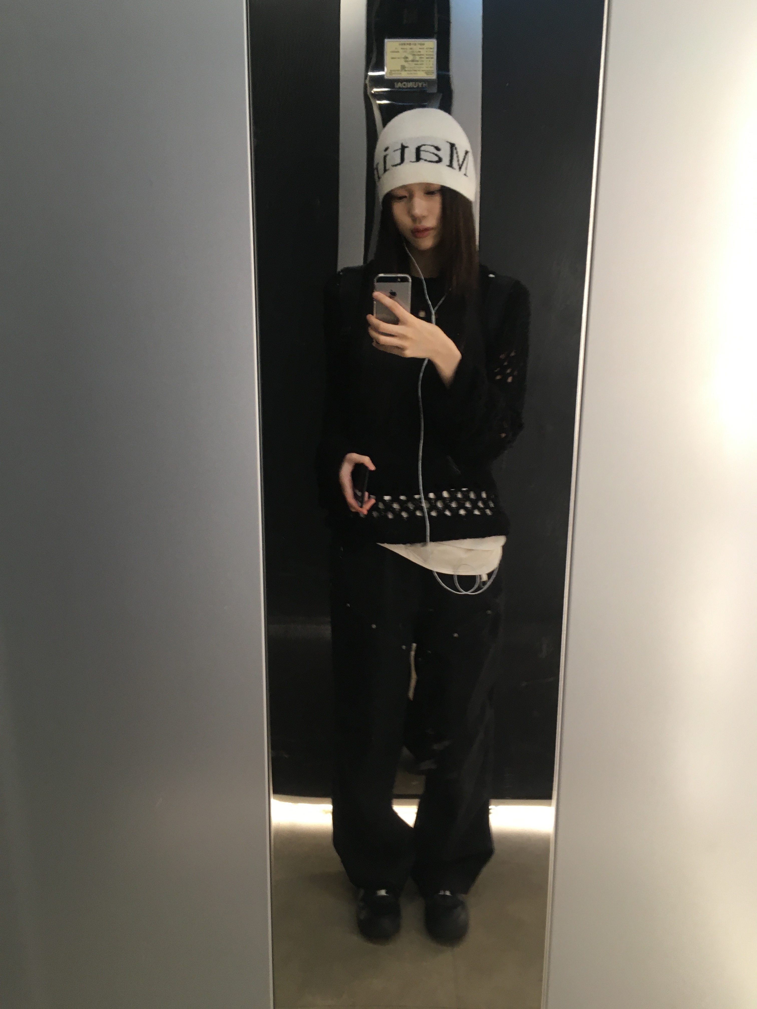 Matin Kim Logo Jacquard Short Beanie White, Nike Air Force 1 '07 Low Triple Black 착용 스타일 - 2