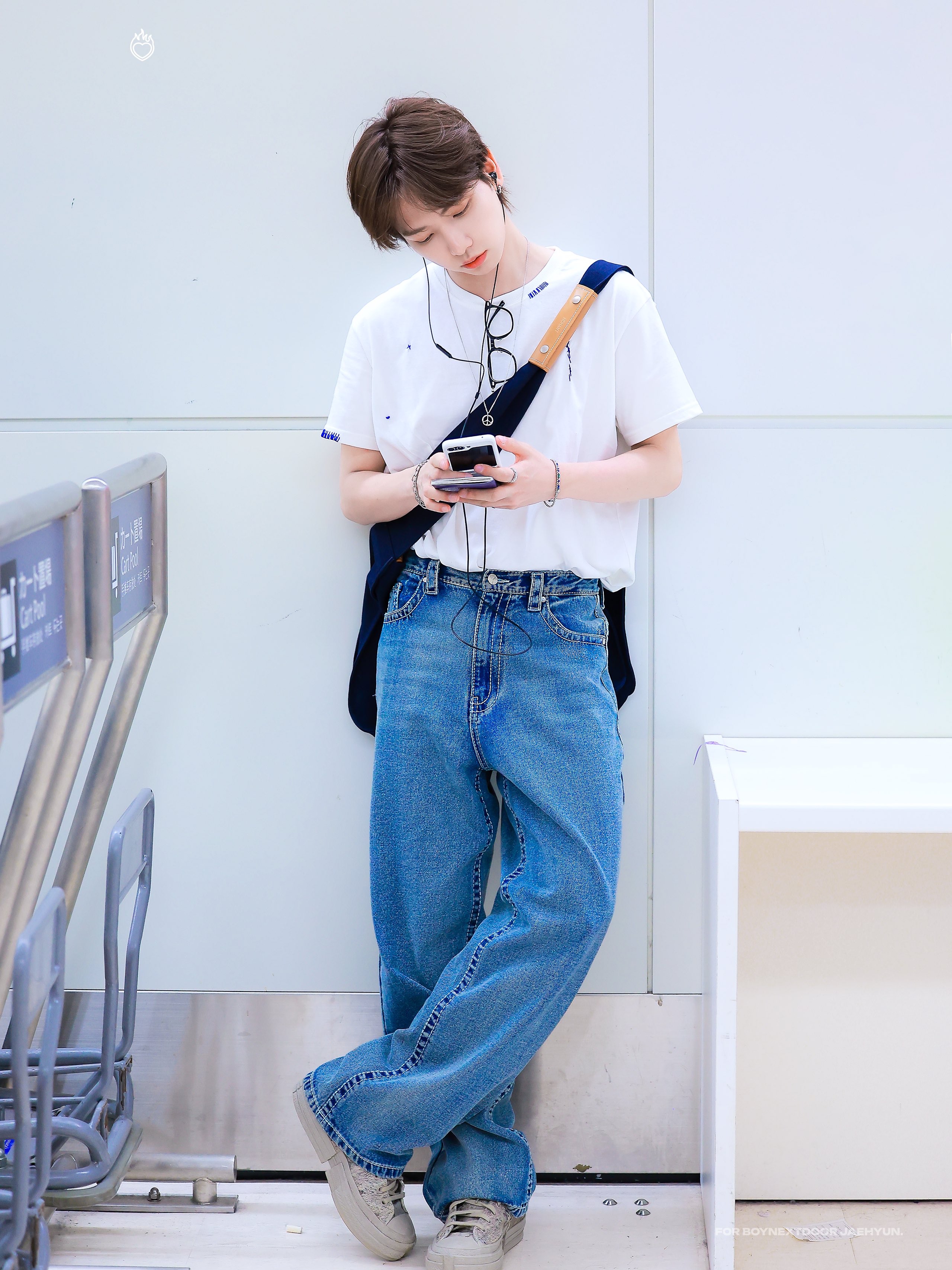 Birthdaysuit Hand Stitch T-Shirt Pink, Birthdaysuit Hand Stitch T-Shirt Sky Blue 착용 스타일 - 3