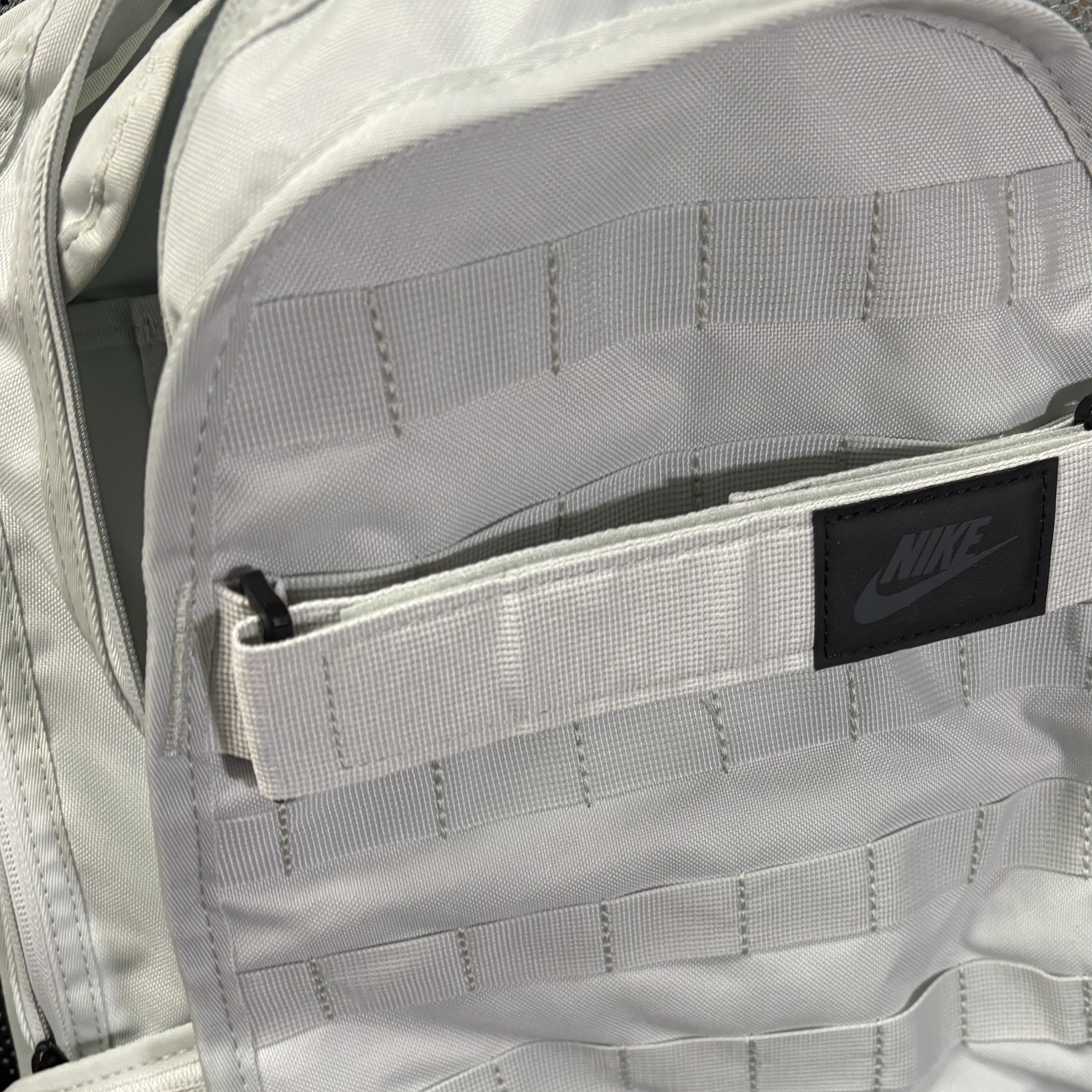 Nike NSW RPM Backpack 26L Light Silver Black 착용 스타일