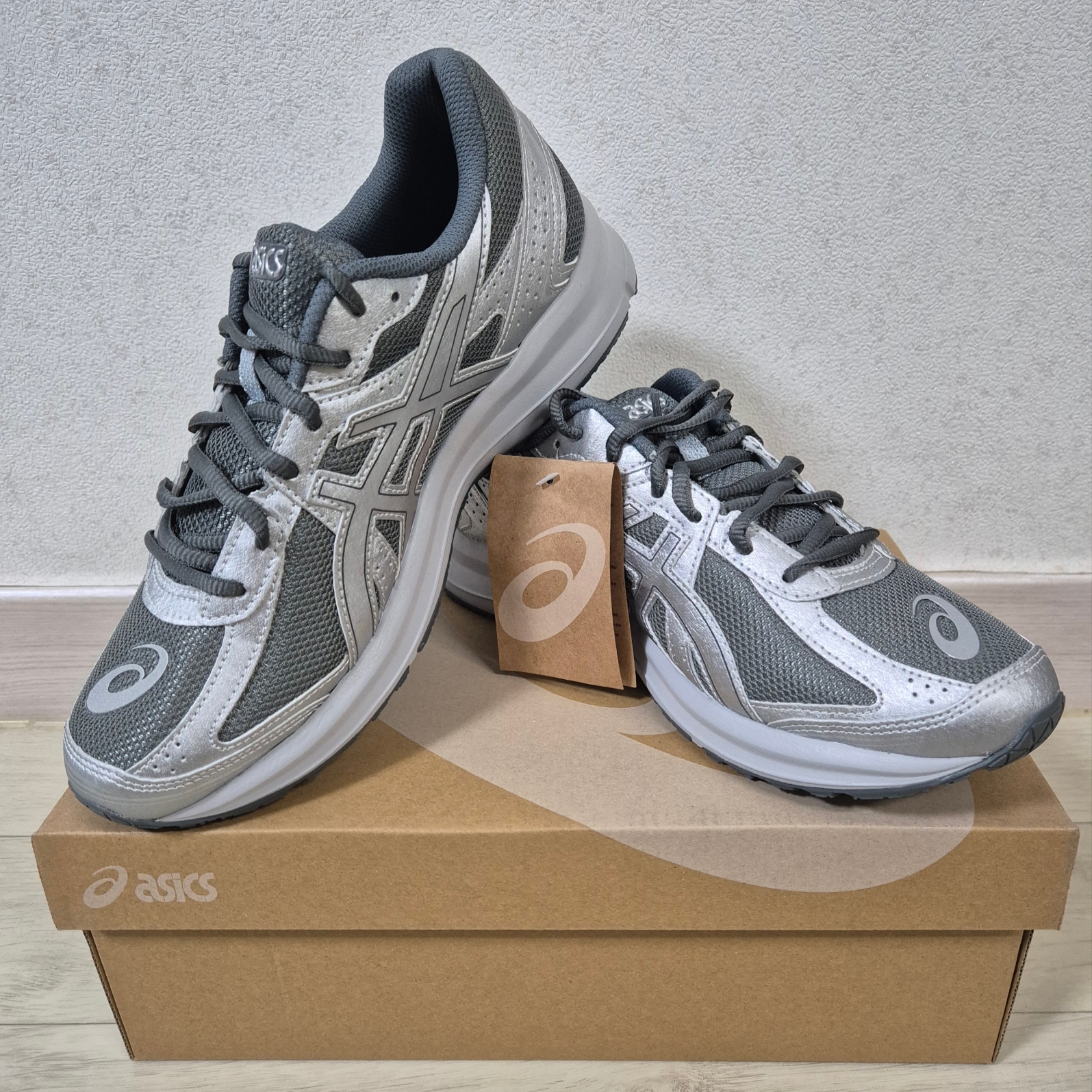 Asics Jog 100 S SMU Sheet Rock Pure Silver - 2E Wide 착용 스타일